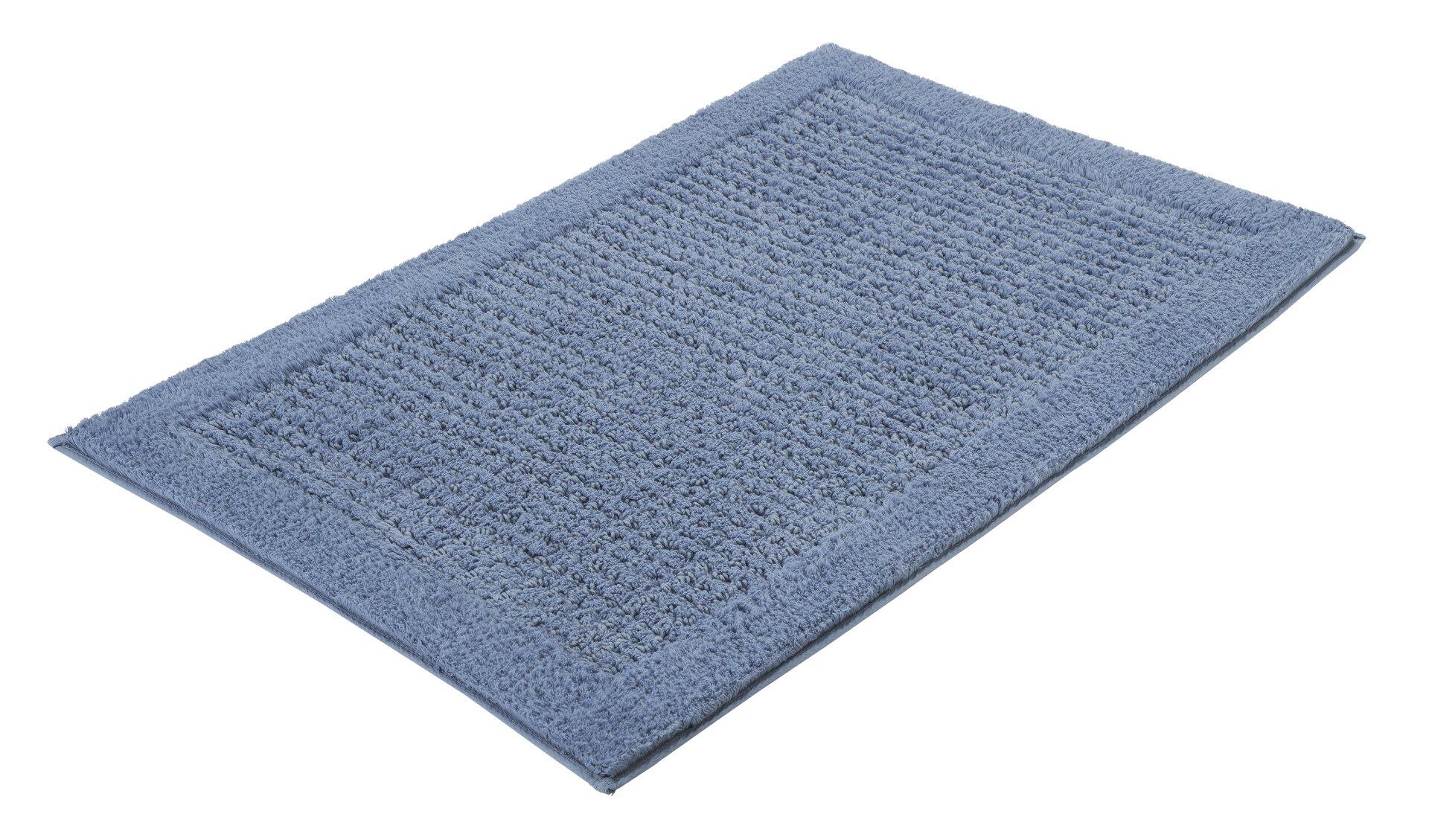 Stahlblauer Badteppich Net aus Baumwolle mit feiner, strukturierter Oberfläche in leicht schräger Perspektive.