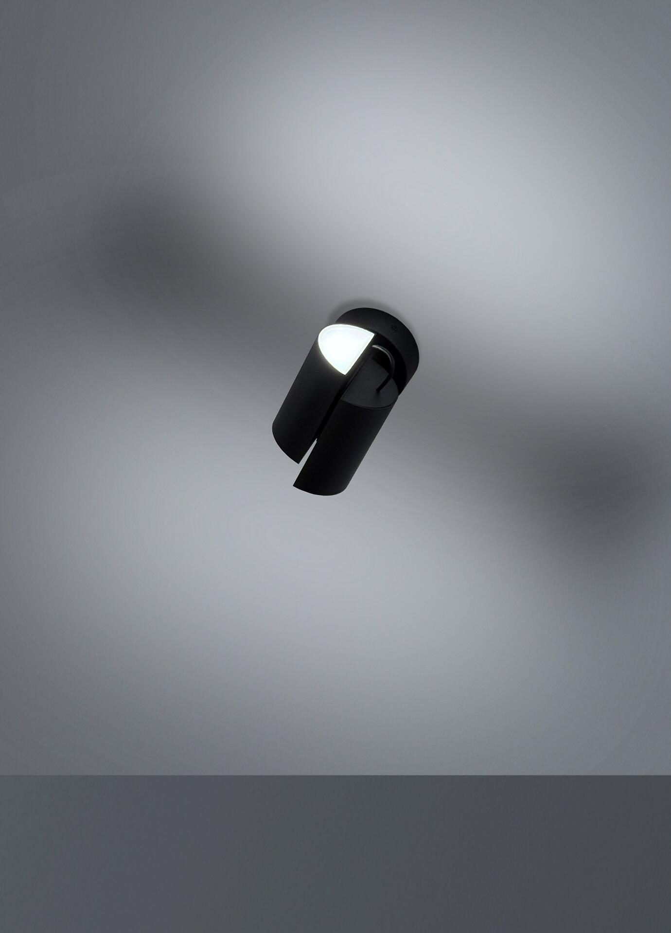 Schwenkbare Wandleuchte Spot 1-flg.,Divido in Schwarz mit geneigtem Lichtelement und seitlicher Wandmontage.