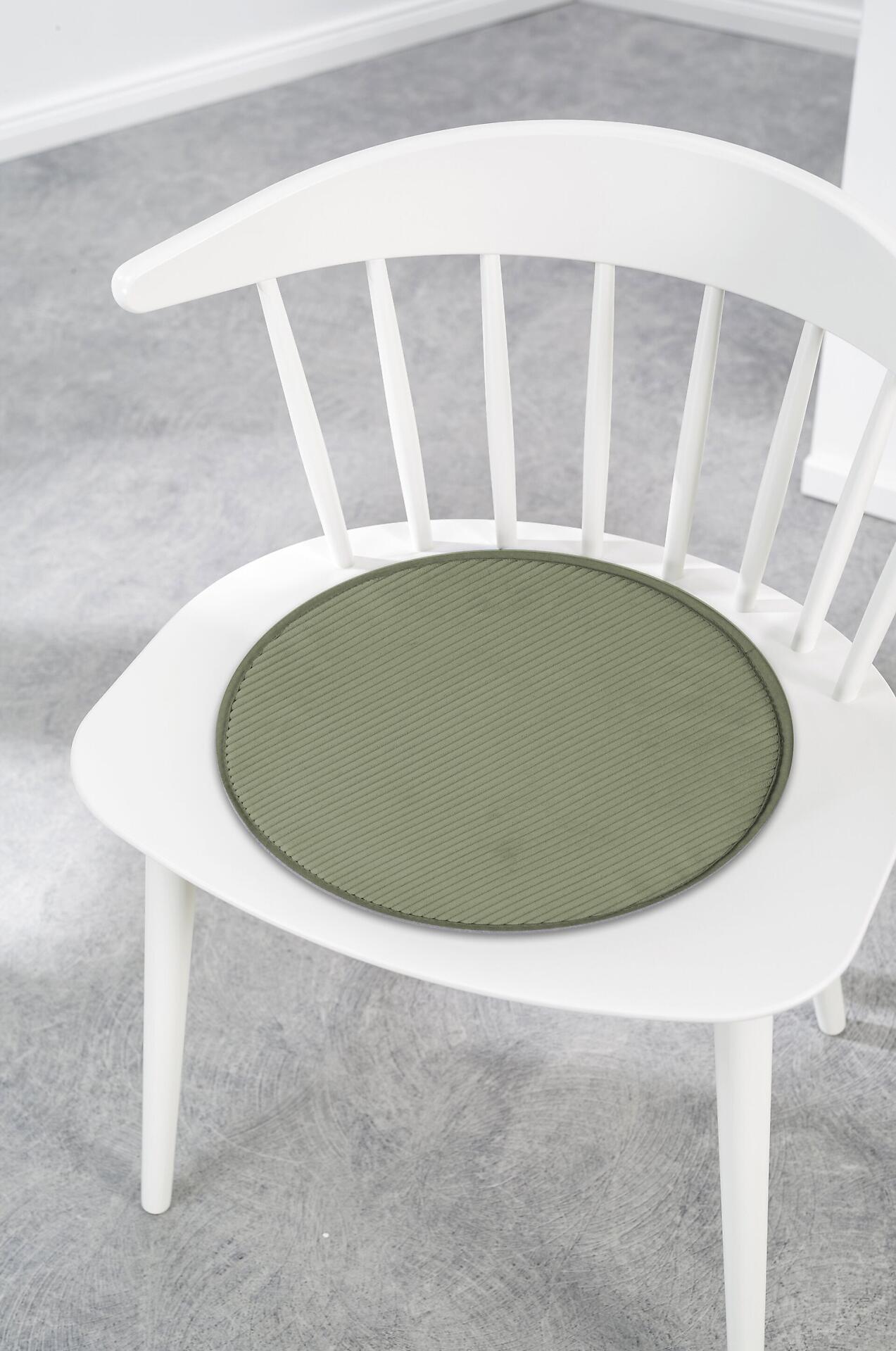 Detailaufnahme des dunkelgrünen Stuhlkissens Form 44, Inga, mit Cordstruktur und Einfassband auf einem Stuhl mit weißem Holzrahmen.