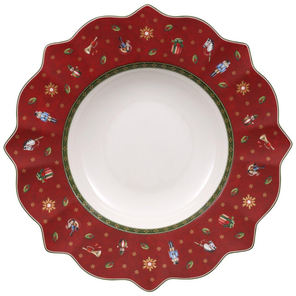 Roter Suppenteller Toy's Delight von Villeroy & Boch mit gewelltem Rand und festlicher Dekoration aus Nussknackern, Sternen und Geschenken.
