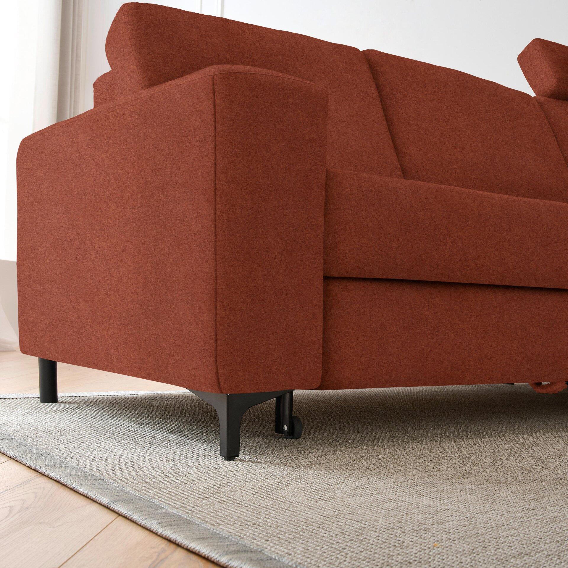 Rotes Ecksofa Balina mit schwarzem Winkelfuß auf Rollen und hoher Rückenlehne.