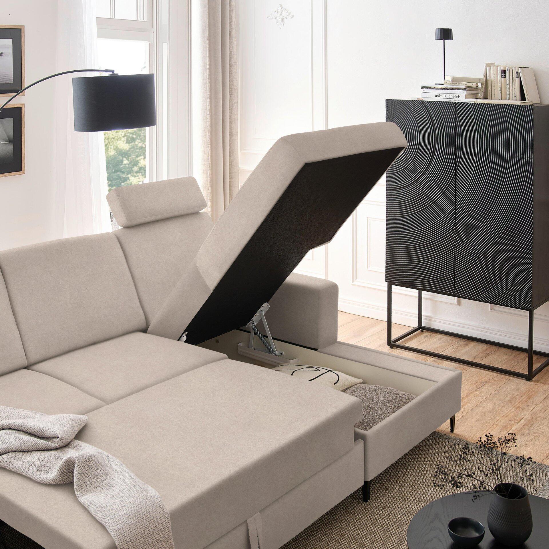 Balina Ecksofa mit geöffneter Schlaffunktion und hochgeklappter Rückenlehne, die die Mechanik des Aufklappmechanismus zeigt.