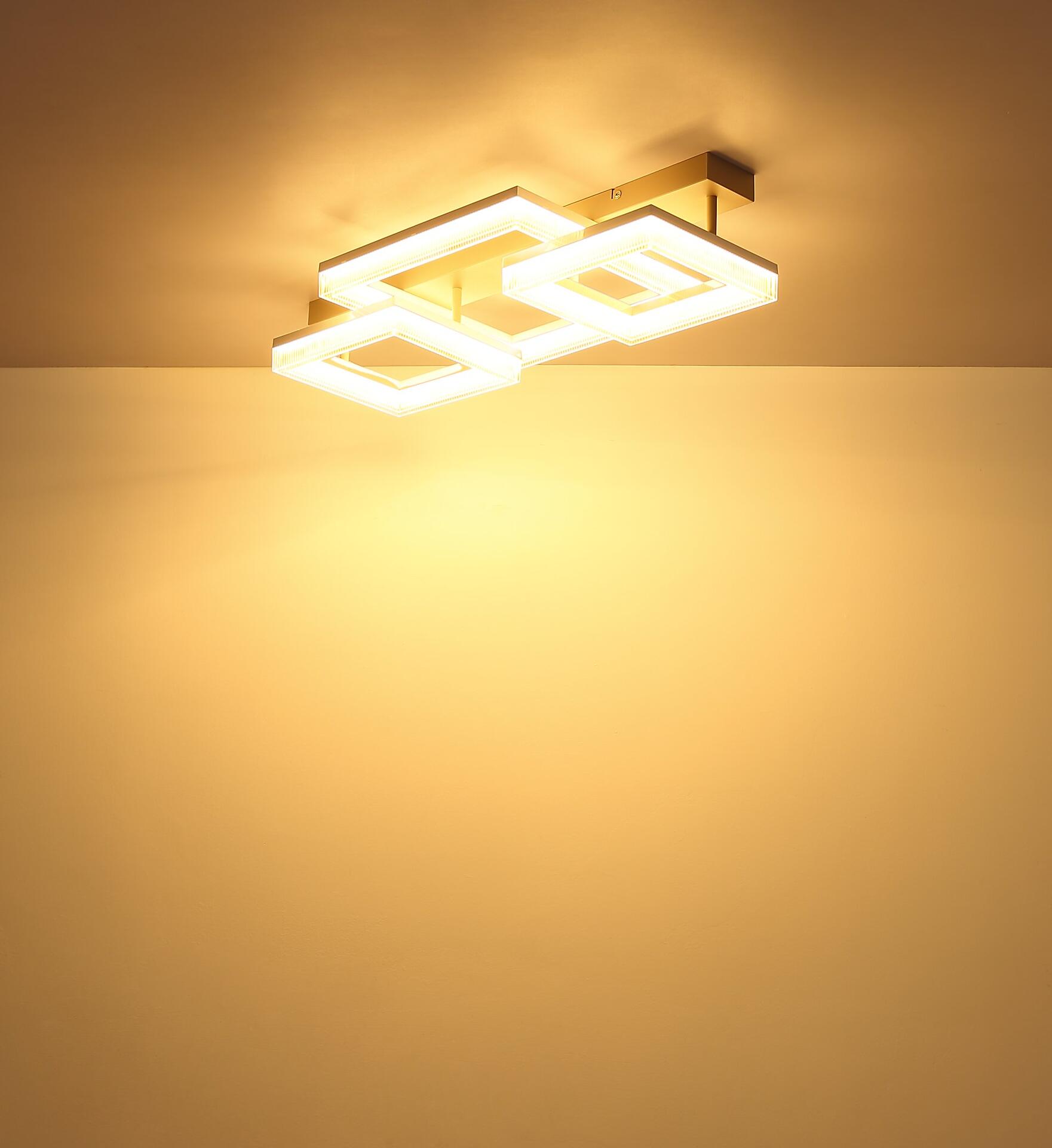 Deckenleuchte ZARA mit geometrischem Design und ineinander verschachtelten, rechteckigen Elementen in einem goldenen Rahmen, aufgenommen aus einer unteren Perspektive, die die Struktur und Dimensionen betont.
