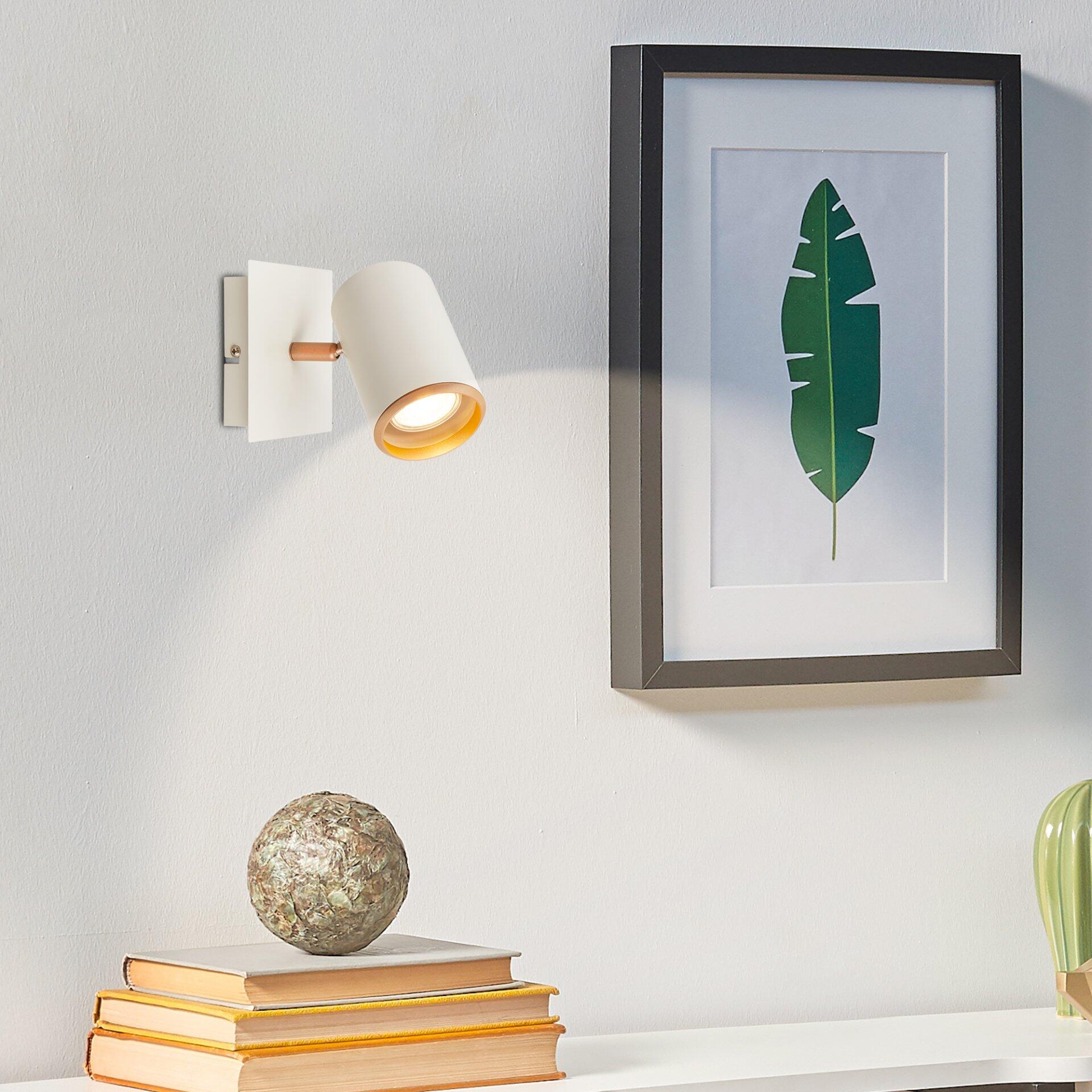 Spot, Era Wandlampe aus Metall und Weiß, leicht versetzt an der Wand montiert und schwenkbar, in stilvollem Interior-Setting.
