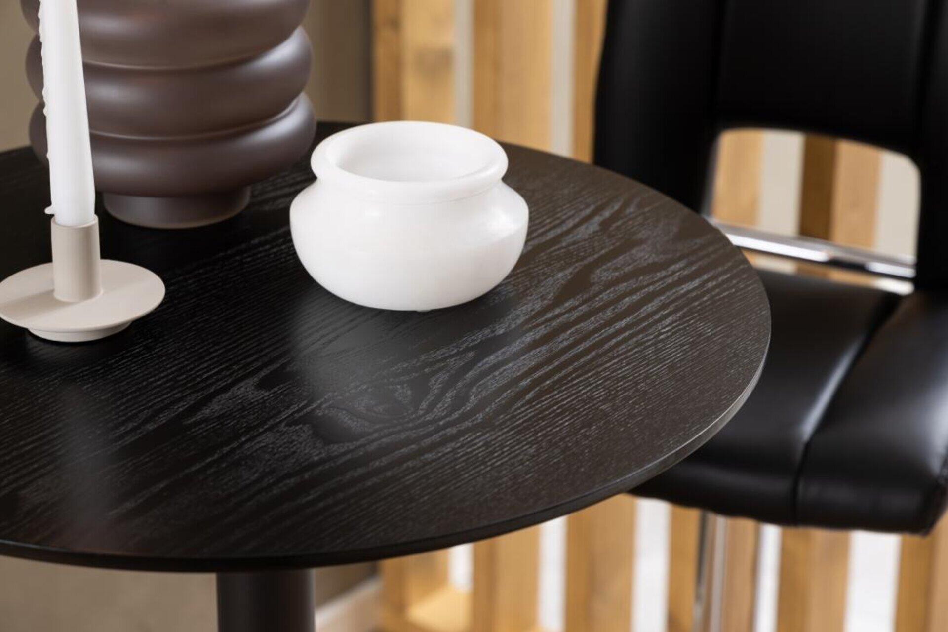 Detailaufnahme des Bartischs Ibiza mit schwarzer Tischplatte, auf der eine Vase und eine Skulptur platziert sind, um die Verwendung als Bartisch im Essbereich zu zeigen.