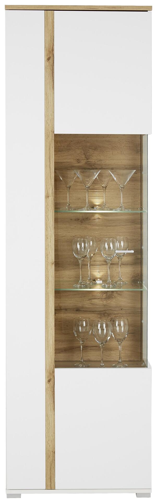 Vitrine Alamo mit weißer MDF-Front, Eiche Altholz-Akzent an der Seite und Glas-/Holztür, die Weingläser auf den verstellbaren Einlegeböden unter LED-Beleuchtung präsentiert.
