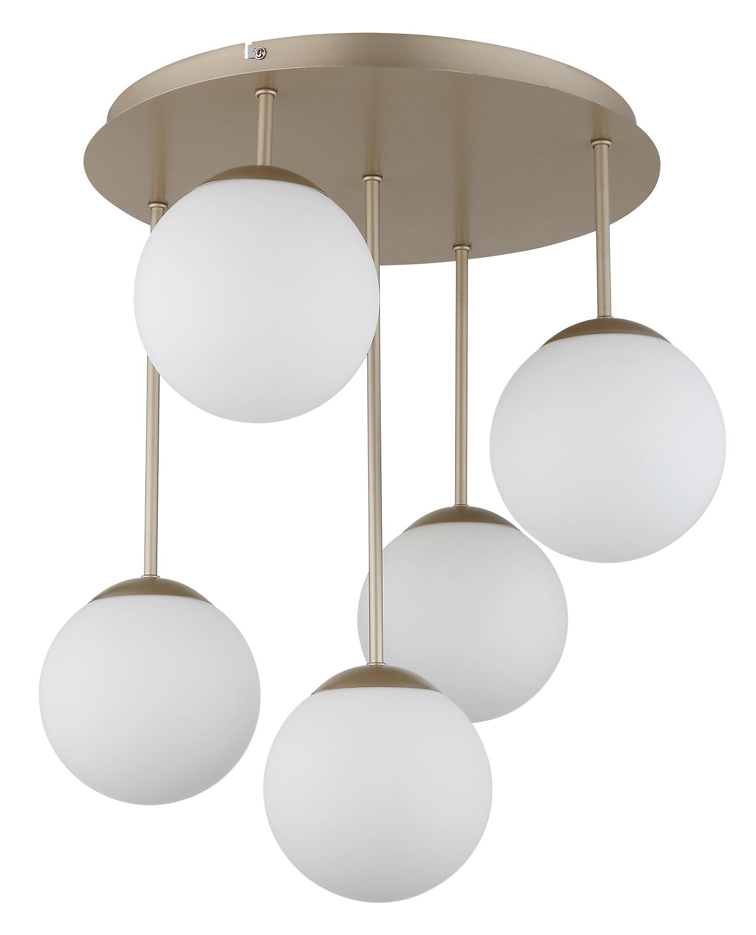 Deckenleuchte HARMON mit fünf weißen Glaskugeln in unterschiedlichen Längen, die an einem goldenen Deckenelement hängen.