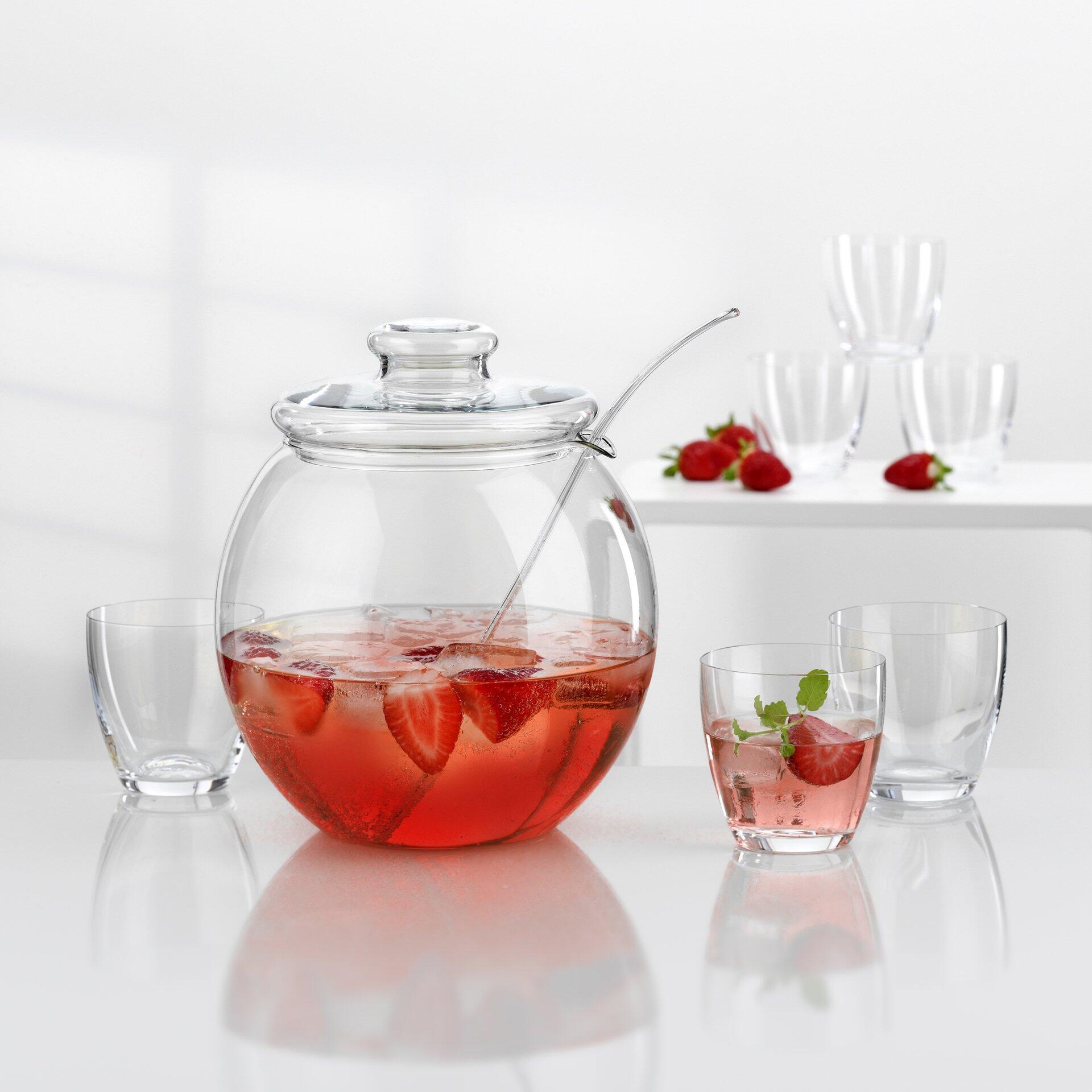 Bowle-Set Novel: Großer Glas-Punchkrug mit Deckel, Punschlauf und frischen Erdbeeren, präsentiert in leicht erhöhter Perspektive, um die Größe und die Detaildarstellung der Funktion zu betonen.