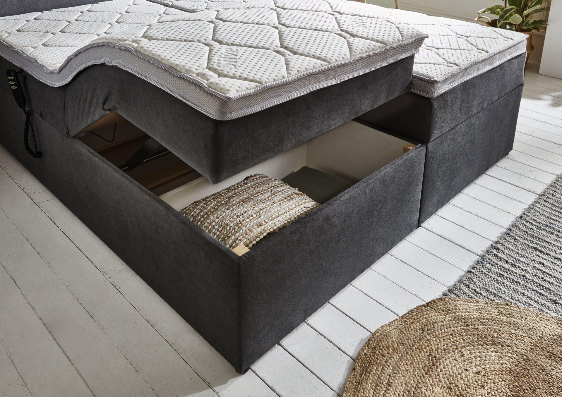 Boxspringbett Gabriola BX1880 mit geöffneten Schubladen und Stauraum für Bettwäsche, seitliche Ansicht.