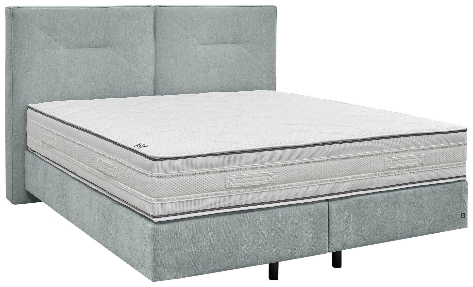 Boxspringbett Luxor Line mit hochgestecktem, leicht schrägem Kopfteil und Bettkasten, dargestellt in ¾-Ansicht aus erhöhter Perspektive.