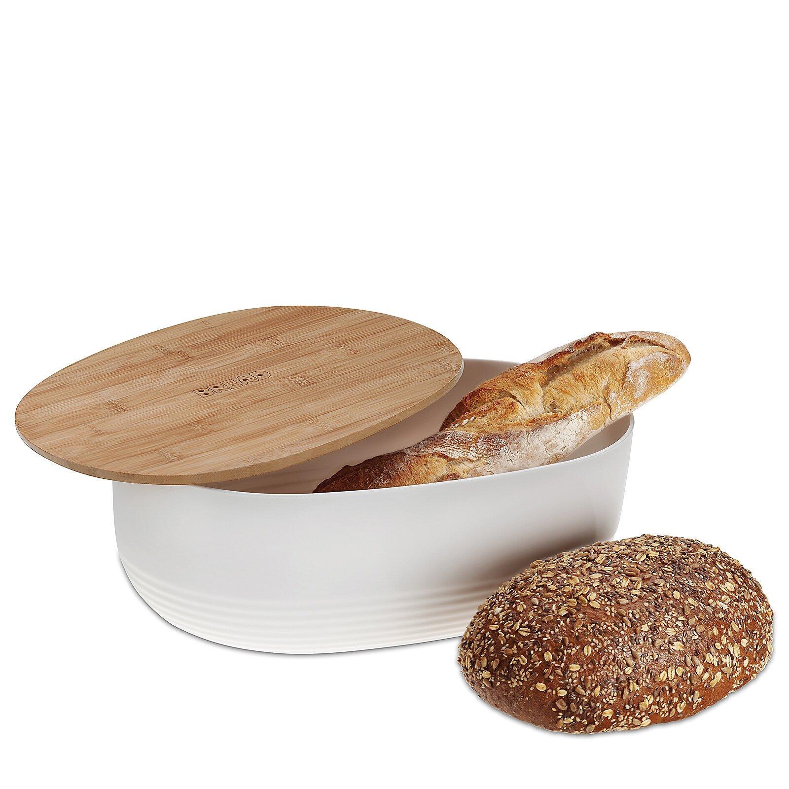 Brotkasten Namur aus weißer Keramik mit Bambusdeckel und eingraviertem Schriftzug "BREAD", gefüllt mit Brot und Baguette.