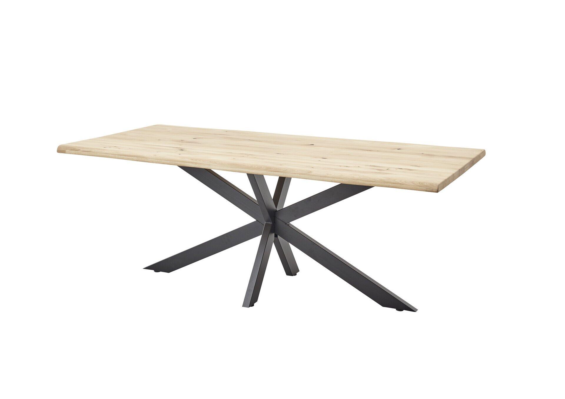 Holztisch mit schwarzen Sternbeinen auf weißem Hintergrund.