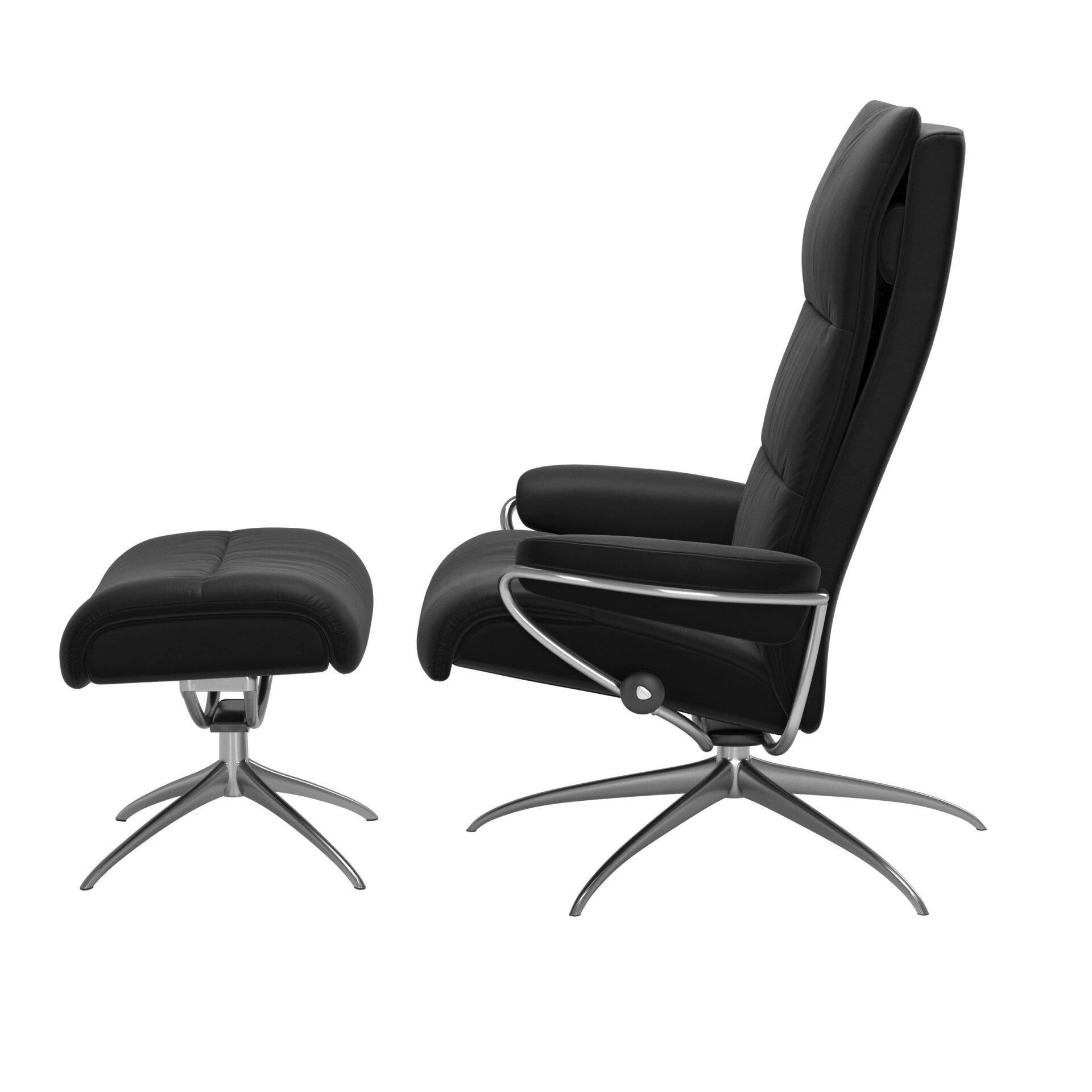 Relaxsessel Tokyo mit verchromtem Sternfuß und passendem Fußhocker, leicht seitlich dargestellt, um die hohe Rückenlehne und die ergonomische Form für entspanntes Sitzen zu zeigen.