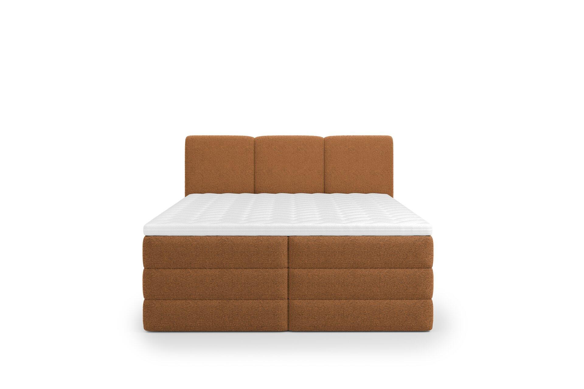 Boxspringbett Castel mit gestepptem, gepolstertem Kopfteil aus horizontal angeordneten, braunen Elementen und weißem Bettlaken.