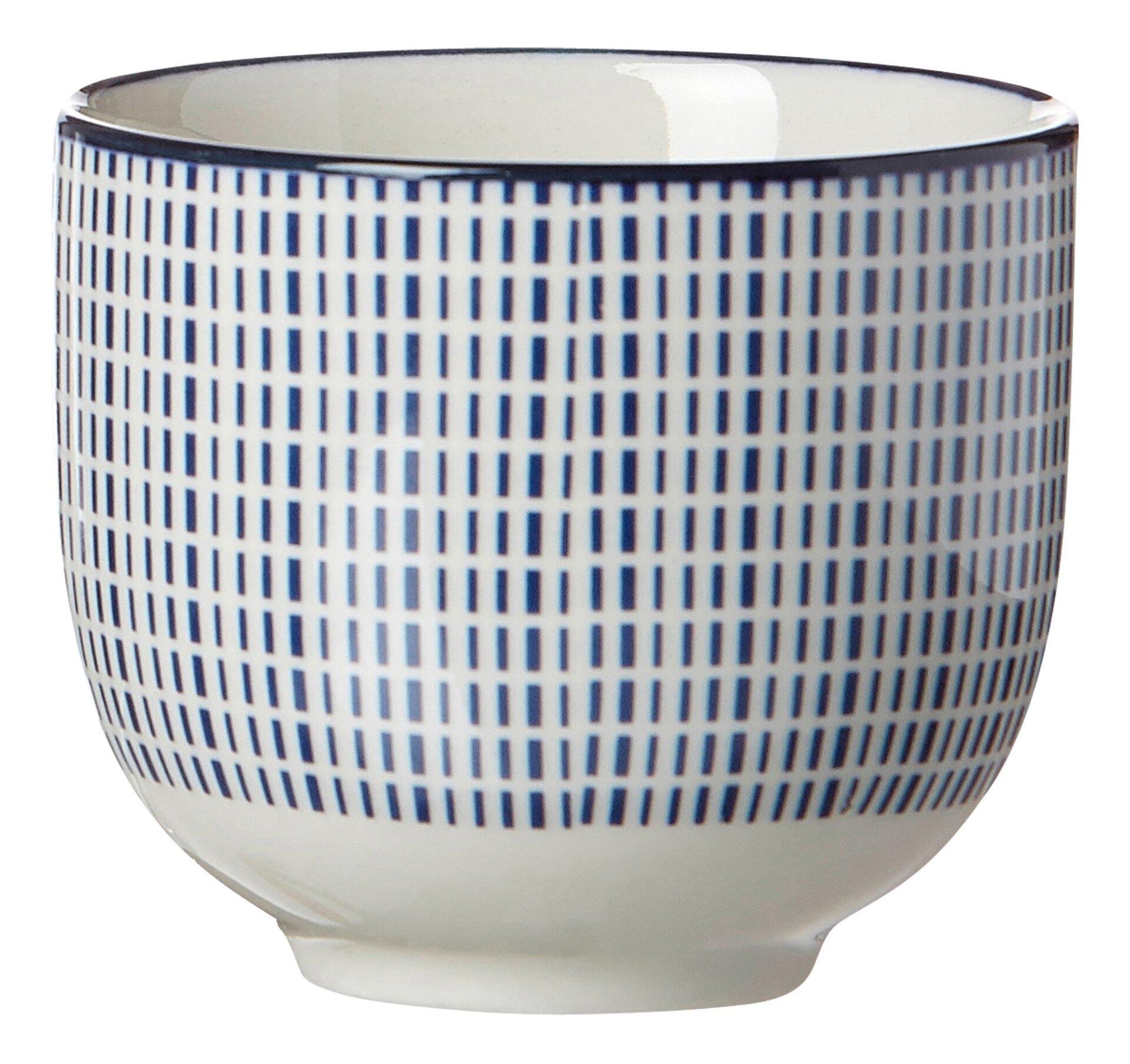 Teeglas Makoto, blau-weißes Keramikgefäß mit vertikalem Linienmuster, dargestellt aus Frontalperspektive.