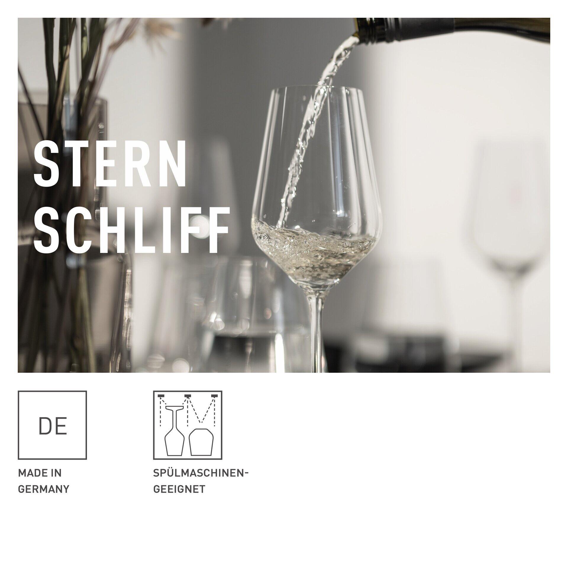Nahaufnahme eines Weißweinglases aus dem 12-teiligen Set, das durch einen Ausguss gefüllt wird, wobei die reliefartige Sternschliff-Struktur des Glases durch die Beleuchtung hervorgehoben wird.