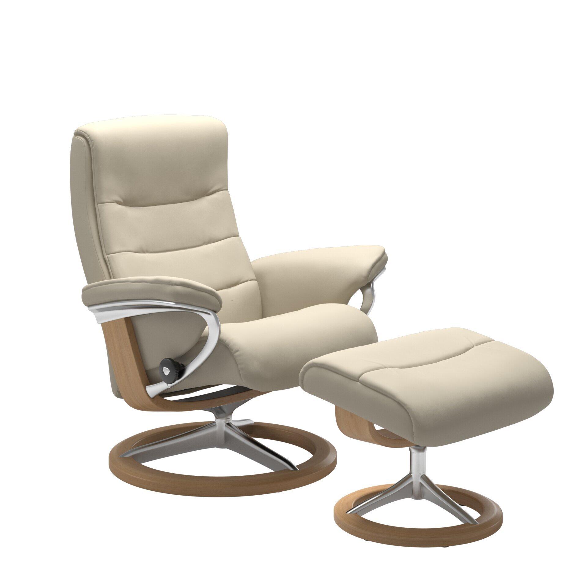 Relaxsessel Nordic mit verstellbarem Kopfteil, Fußhocker und drehbarer Basis, dargestellt aus schräger Perspektive.