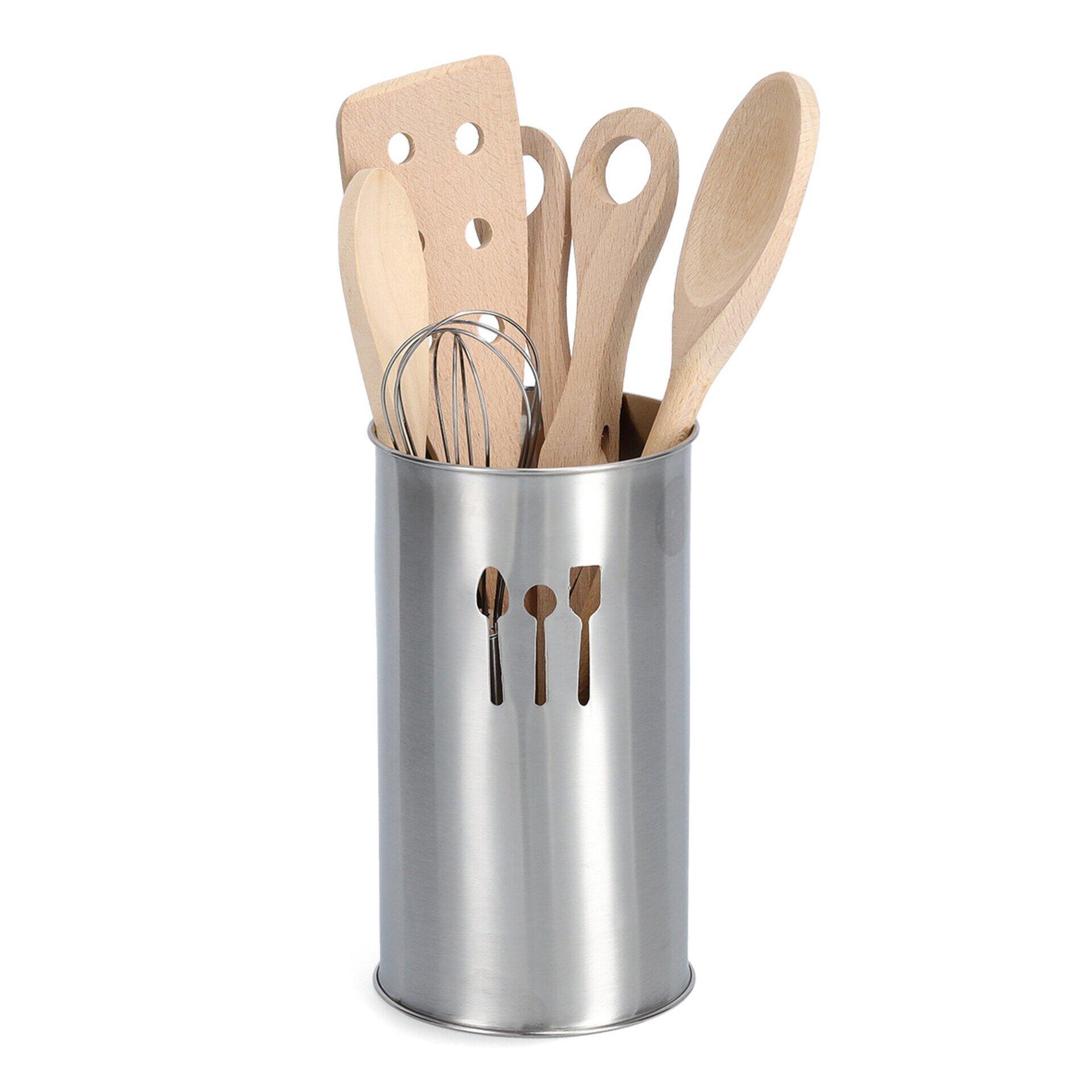 Edelstahl-Utensilienhalter mit drei rechteckigen Ausschnitten, gefüllt mit Schneebesen, Pfannenwendern und Suppenanzieher.