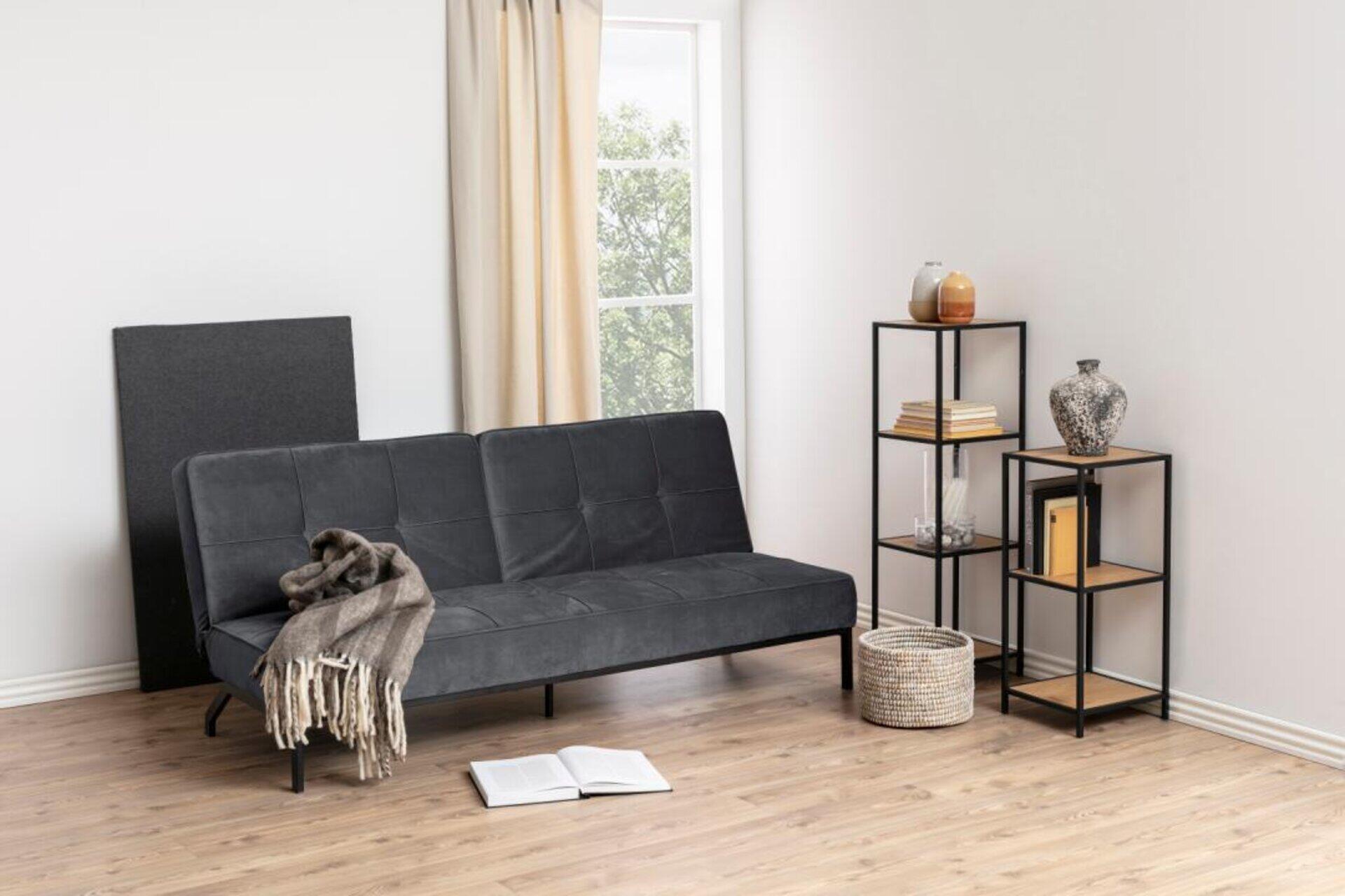 Bettcouch Perugia, graue Schlafcouch mit quadratischen Nähten und teilbarem Rücken, leicht erhöhte Seitenansicht, die die Schlaffunktion betont.