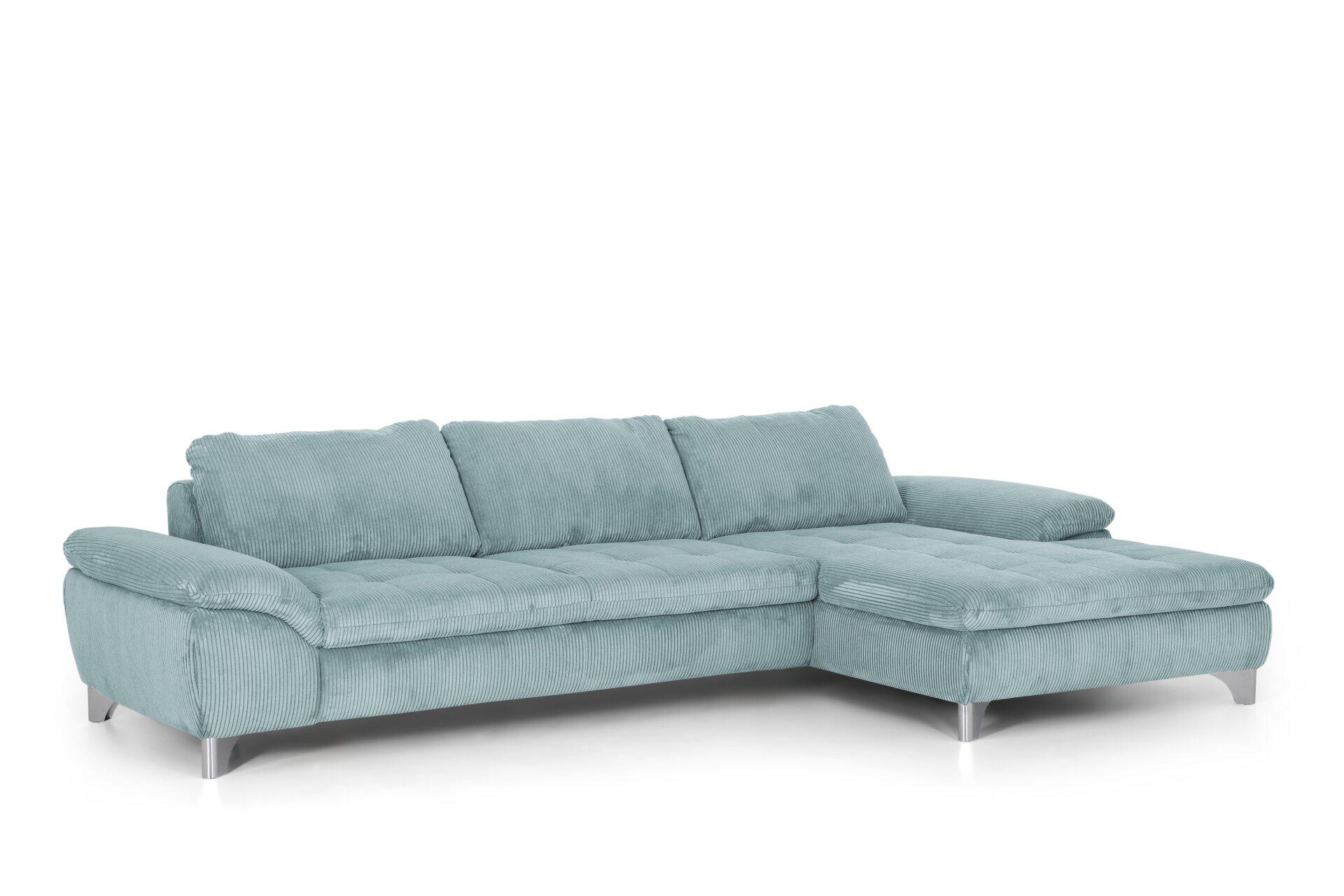 Helles, hellblaues Ecksofa Luca mit Cordstoffbezug und silberfarbenen Metallfüßen, aus einer frontalen und leicht erhöhten Perspektive aufgenommen, zeigt die modulare Anordnung mit drei Sitzflächen, Liegefläche und geneigten Rückenlehnen.