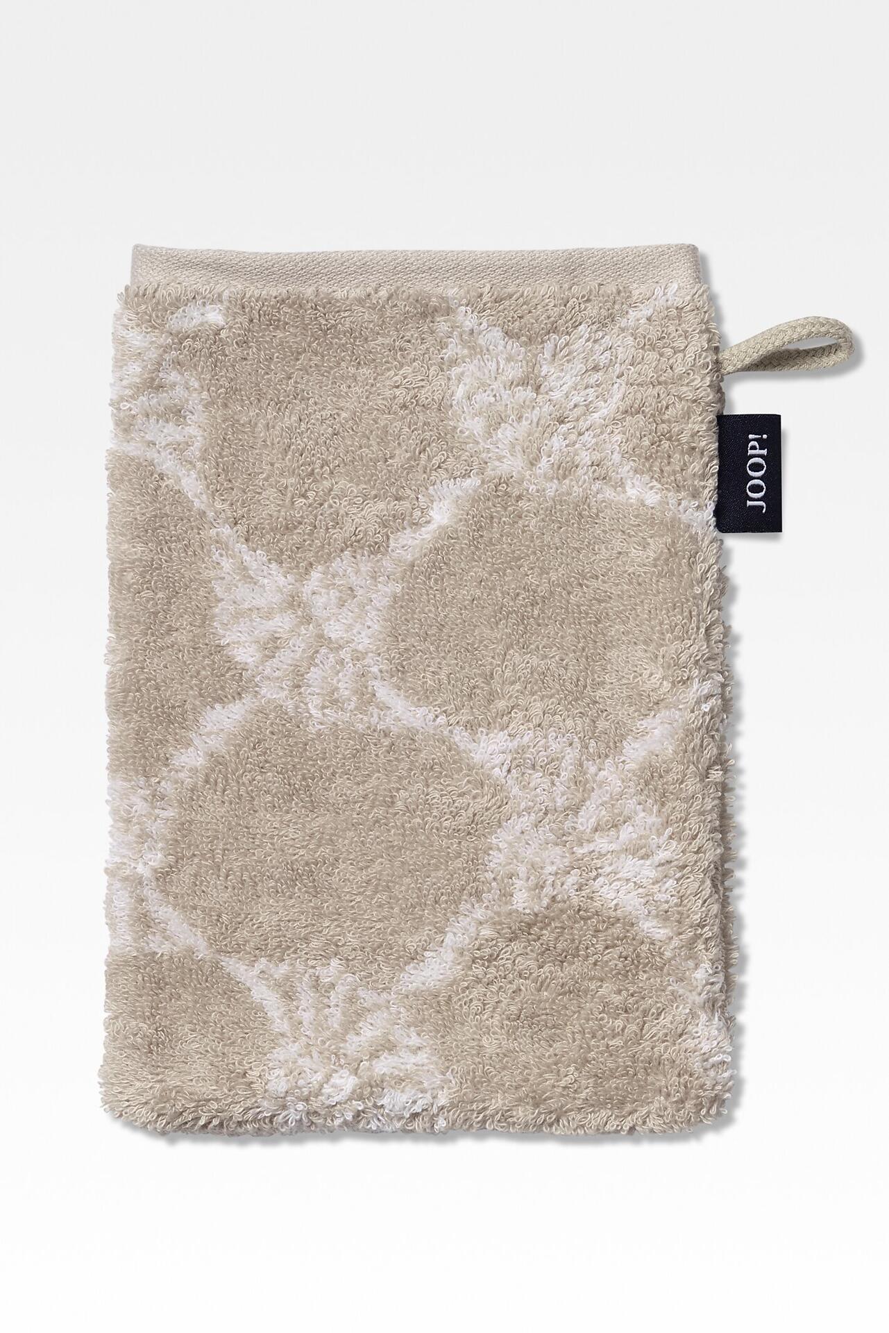 Waschhandschuh Cornflower: hellbeige Handtuch mit floralem Muster, gerafftem Rand und Aufhängeschlaufe, mit JOOP! Etikett.