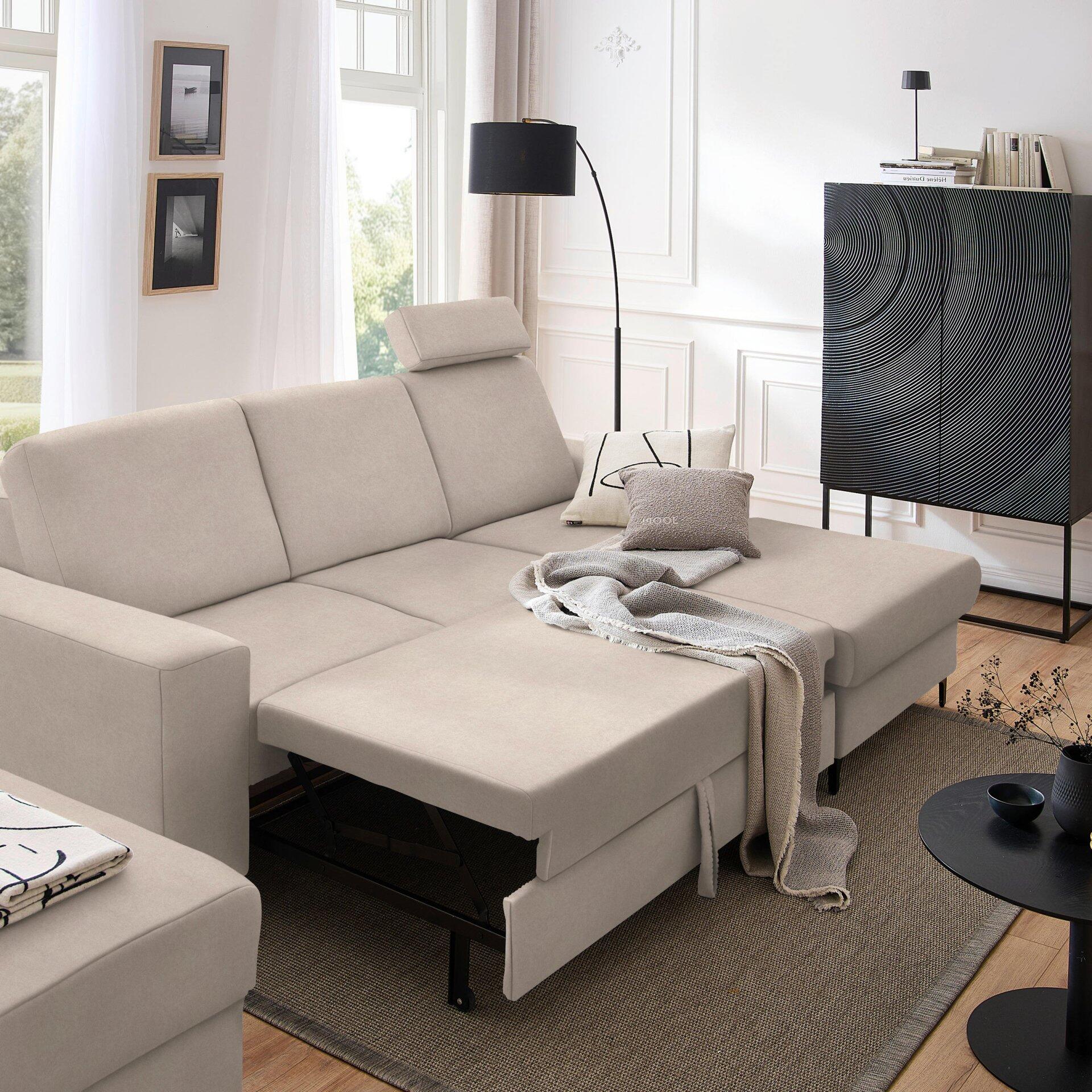 Ecksofa Balina in Beige mit Bettkasten und ausgezogener Schlaffläche, Blickwinkel von der Seite zeigt Stauraum Schublade unter der Sitzfläche.