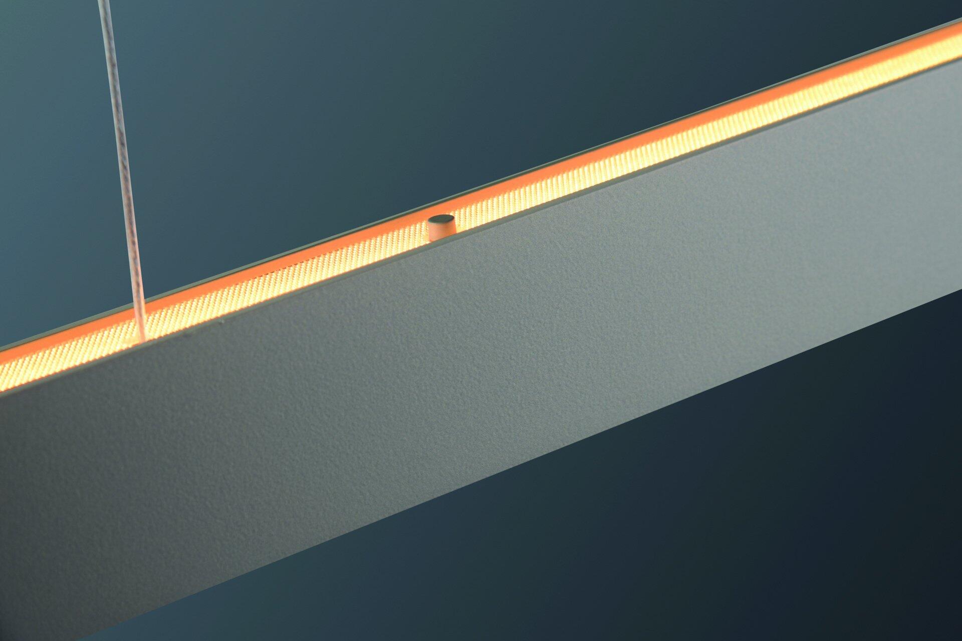 Pendelleuchte Now 20 mit integriertem Dimmer, im Detailansicht von unten und leicht zur Seite aufgenommen, zeigt den rechteckigen Korpus und den silberfarbenen Bedienelement.
