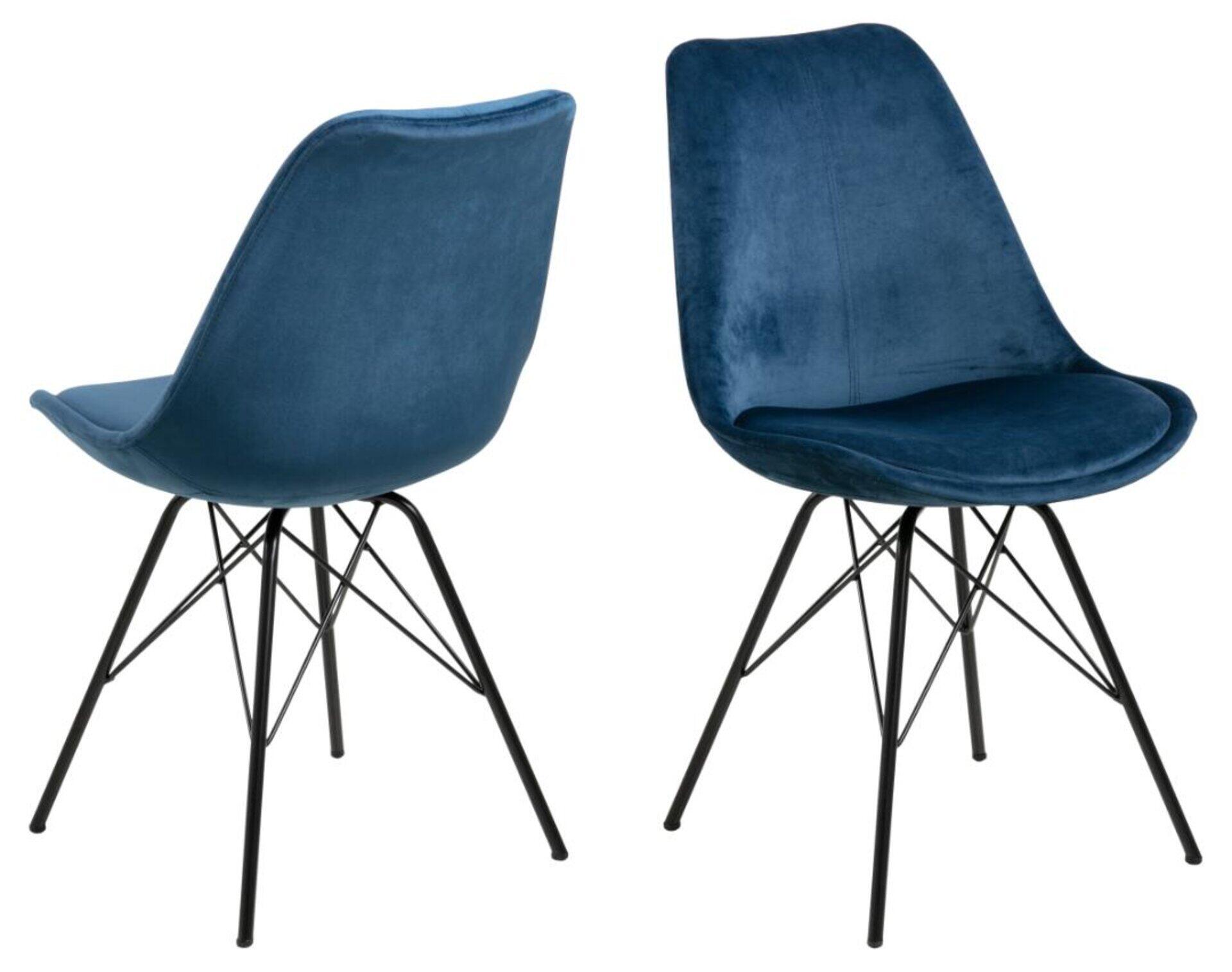 Blaue Samt-Esszimmerstühle Eris mit geschwungener Form und schwarzem Metallgestell vor weißem Hintergrund.