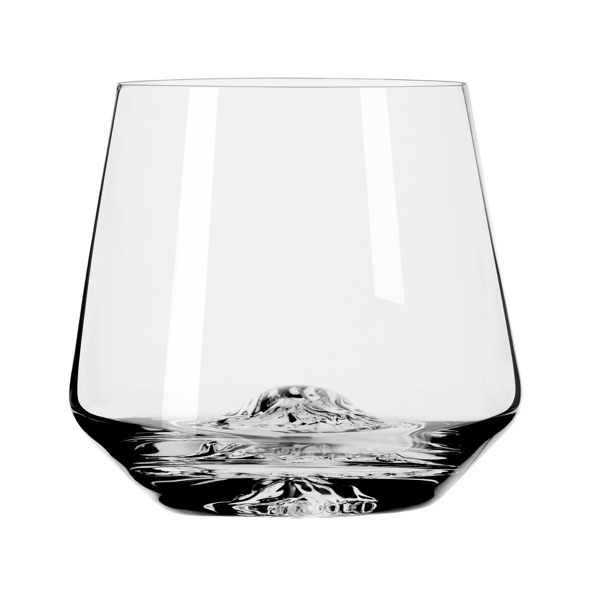 Whisky Tumbler mit konischer Form und breitem Fuß, gefüllt mit Flüssigkeit, die einen Bergpanoramablick reflektiert.