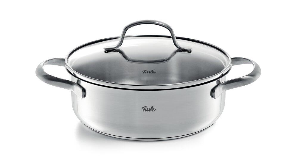Edelstahl-Bratentopf San Francisco mit Edelstahlglas-Deckel und eingeprägtem Fissler-Logo, der durch seine Form mit breitem Rand und hohem Korpus sowie den gebogenen Griffen gekennzeichnet ist.