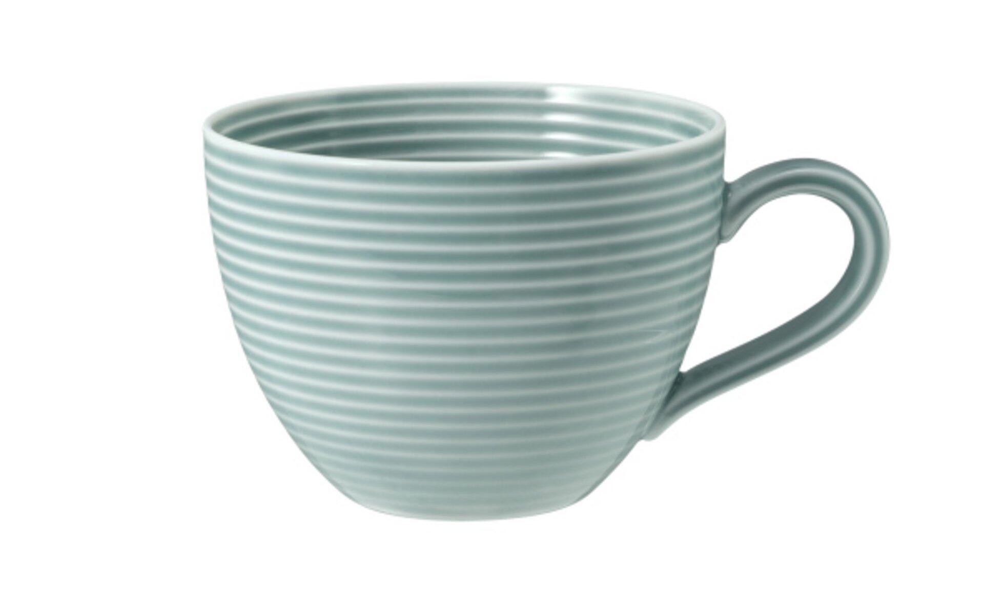 Kaffeeobertasse Beat mit arktisblauen Reliefmuster und strukturiertem, hellgrün-blauem Korpus, abgebildet in schräger Perspektive.
