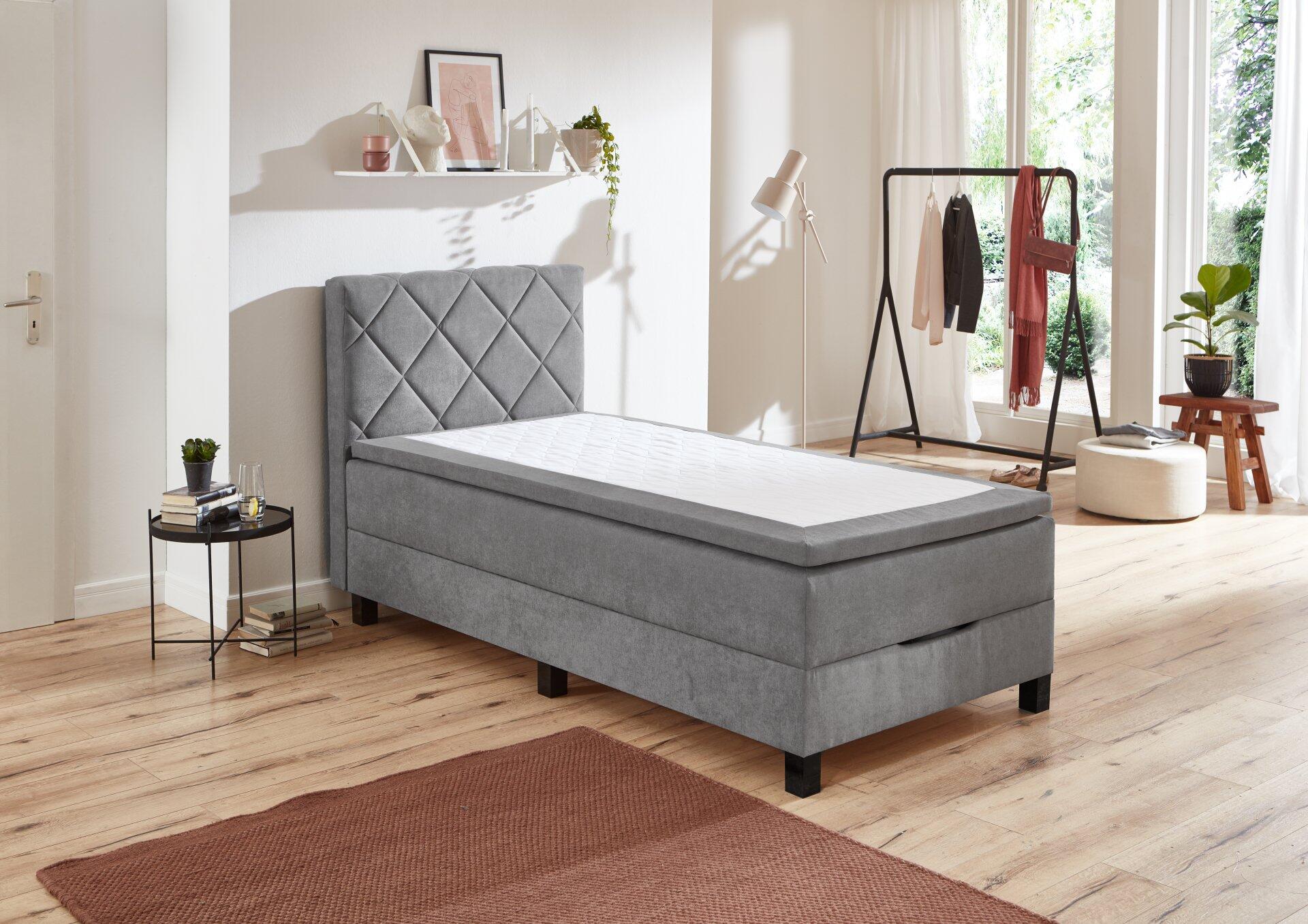 Boxspringbett Jeff BX2280 mit Bettkasten und grauem Bezug, Ansicht von der Seite zeigt die integrierte Stauraumfunktion.
