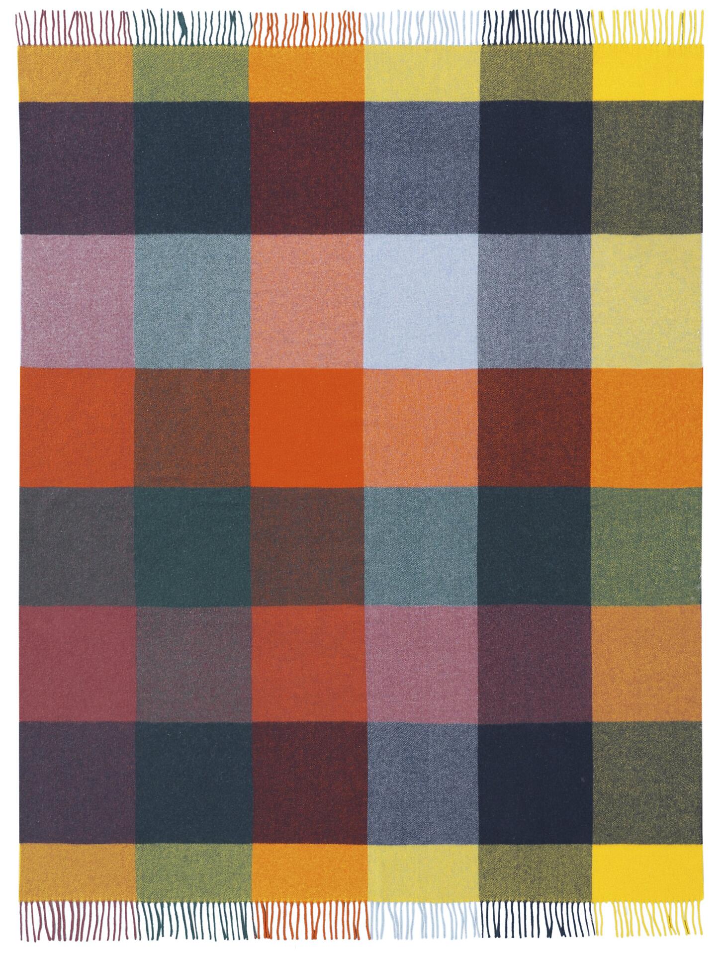 Quadratisches Plaid in Gelb, Orange, Rot, Grau, Grün und Dunkelblau aus Wolle und Kaschmir, aus der Vogelperspektive fotografiert.