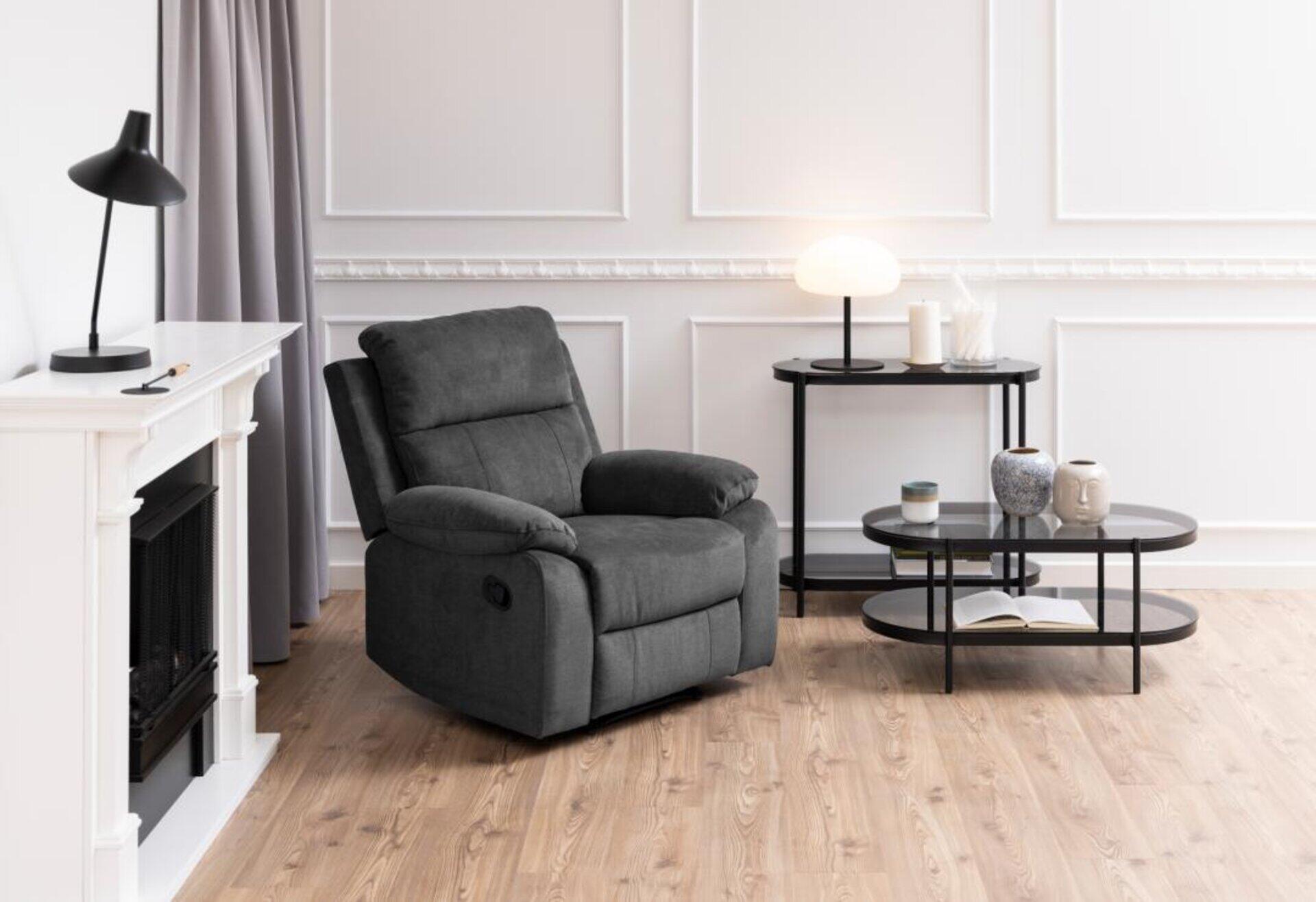 Couchtisch Bayonne im Wohnzimmerambiente mit Relax-Funktion und integriertem Fußhocker.