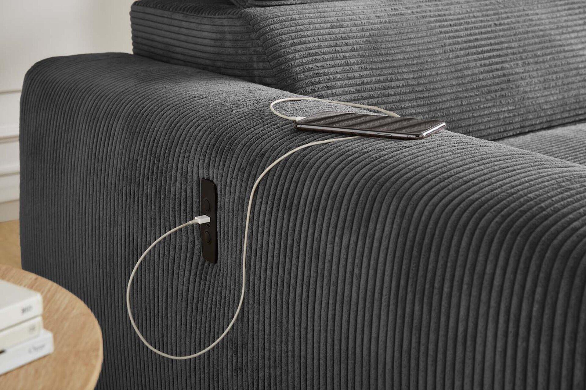 Wohnlandschaft Slider in Grau mit Detailaufnahme der Sofalehne und Armlehne, die eine strukturierte Oberfläche sowie einen integrierten USB-Anschluss zur Smartphone-Ladung zeigt.