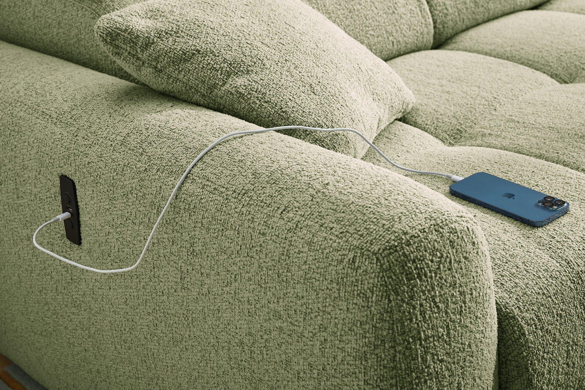Wohnlandschaft Move: Detailaufnahme der Armlehne mit integriertem USB-Ladeanschluss und Smartphone.