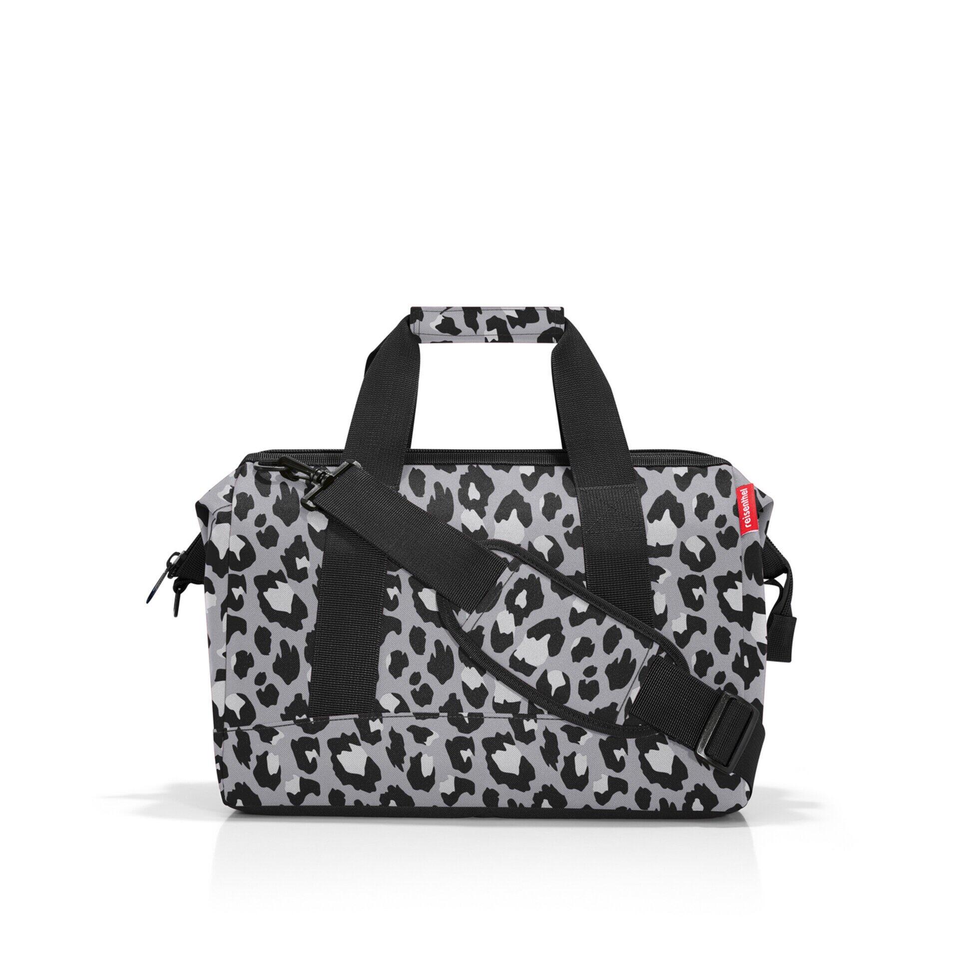 Tragetasche Allrounder m mit Leopardenmuster, verstellbarem Schultergurt und roten Details an den Handgriffen, leicht schräg abgebildet.