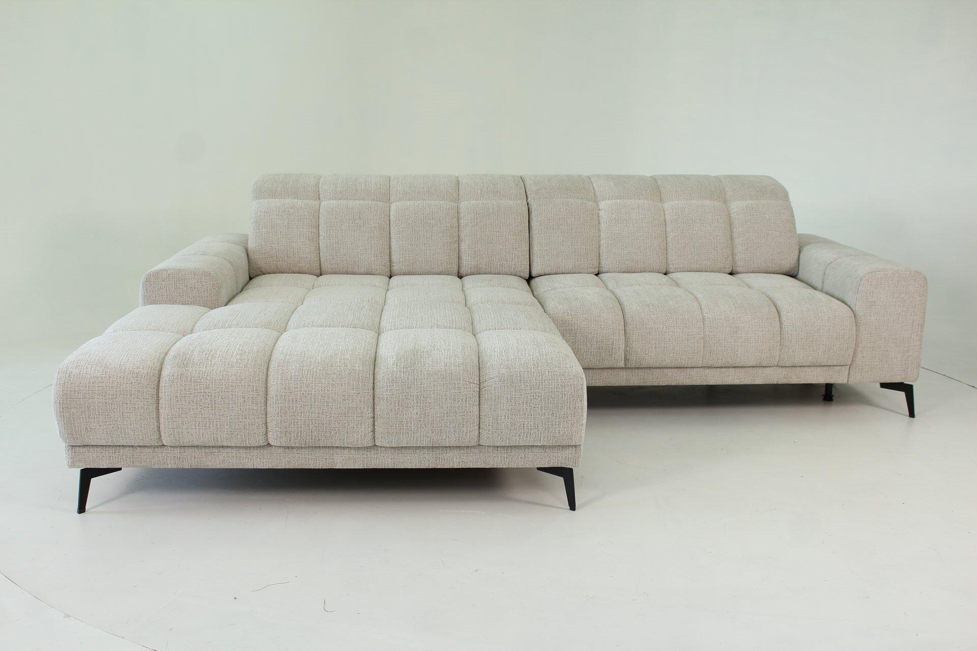 Helles, geometrisch gestaltetes Ecksofa SCALLY mit L-förmigem Aufbau und Schlaffunktion, aus der Frontalperspektive zur vollen Ansicht dargestellt.