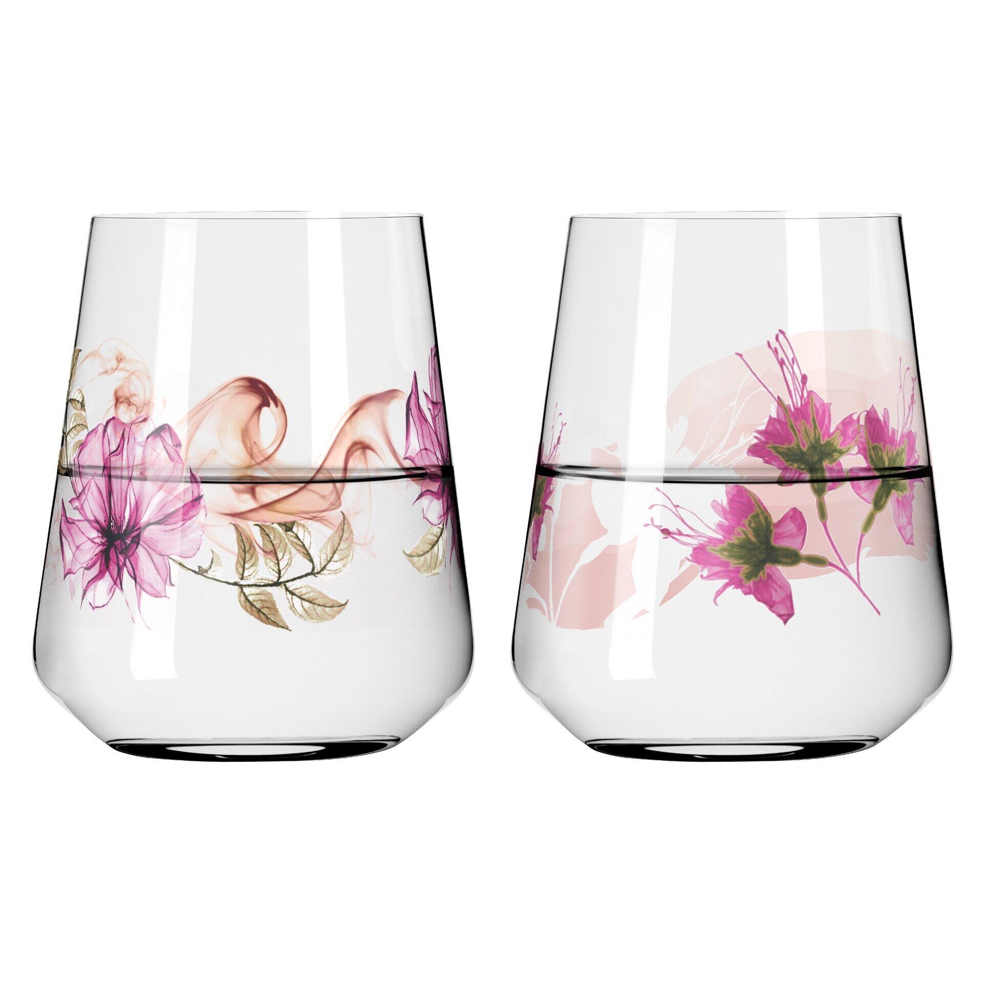 Zwei elegante Weingläser aus transparentem Glas mit aquarellartigen Rosatönen, Violett und Gelb im Inneren, in einer frontalen Produktaufnahme.