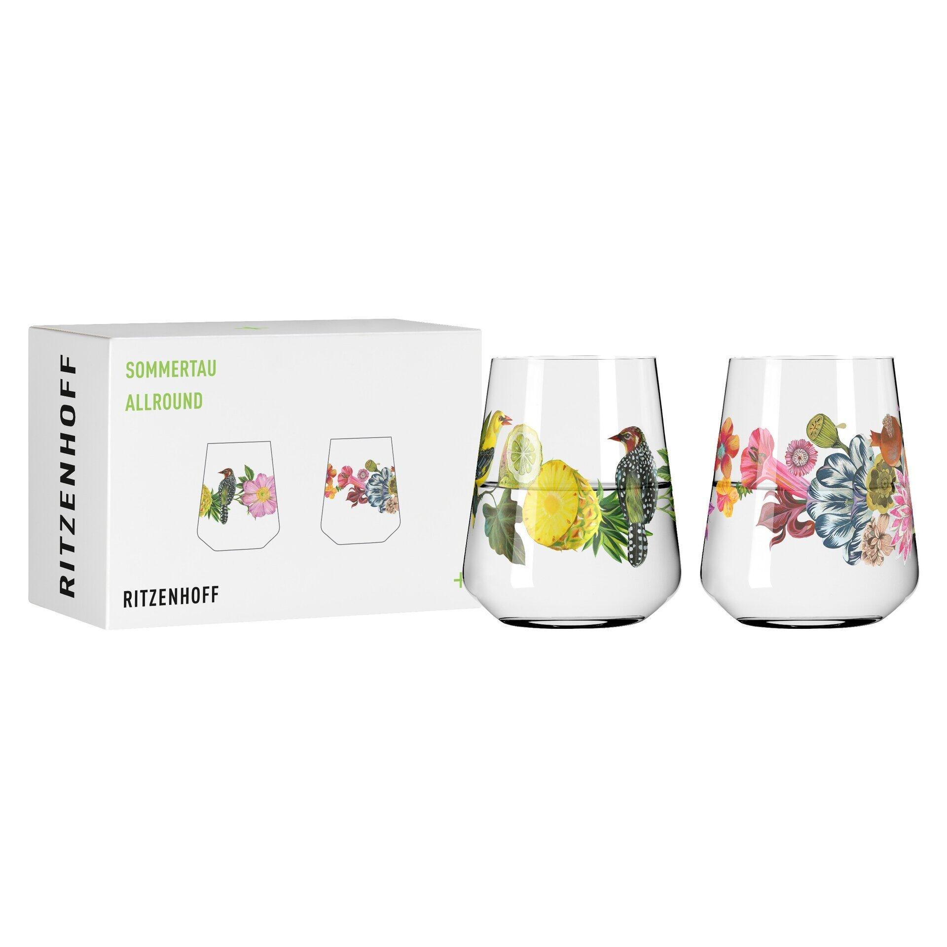 Zwei Weingläser aus dem Universalglas-Set von RITZENHOFF mit floralem und fruchtigem Motiv, dargestellt auf einer Geschenkverpackung.