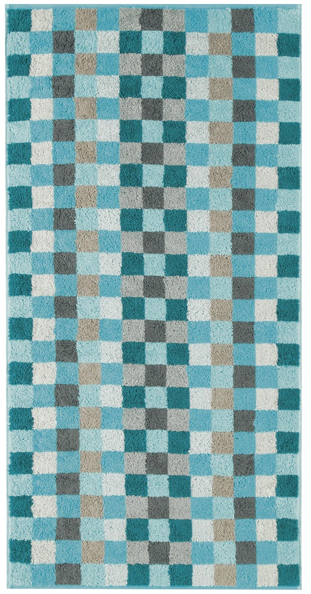 Türkis-kariertes Gästetuch Unique aus Baumwolle von CAWÖ, Detailaufnahme aus der Vogelperspektive mit geometrischem Muster aus verschiedenen Blautönen, Grautönen, Beige- und Weißtönen.