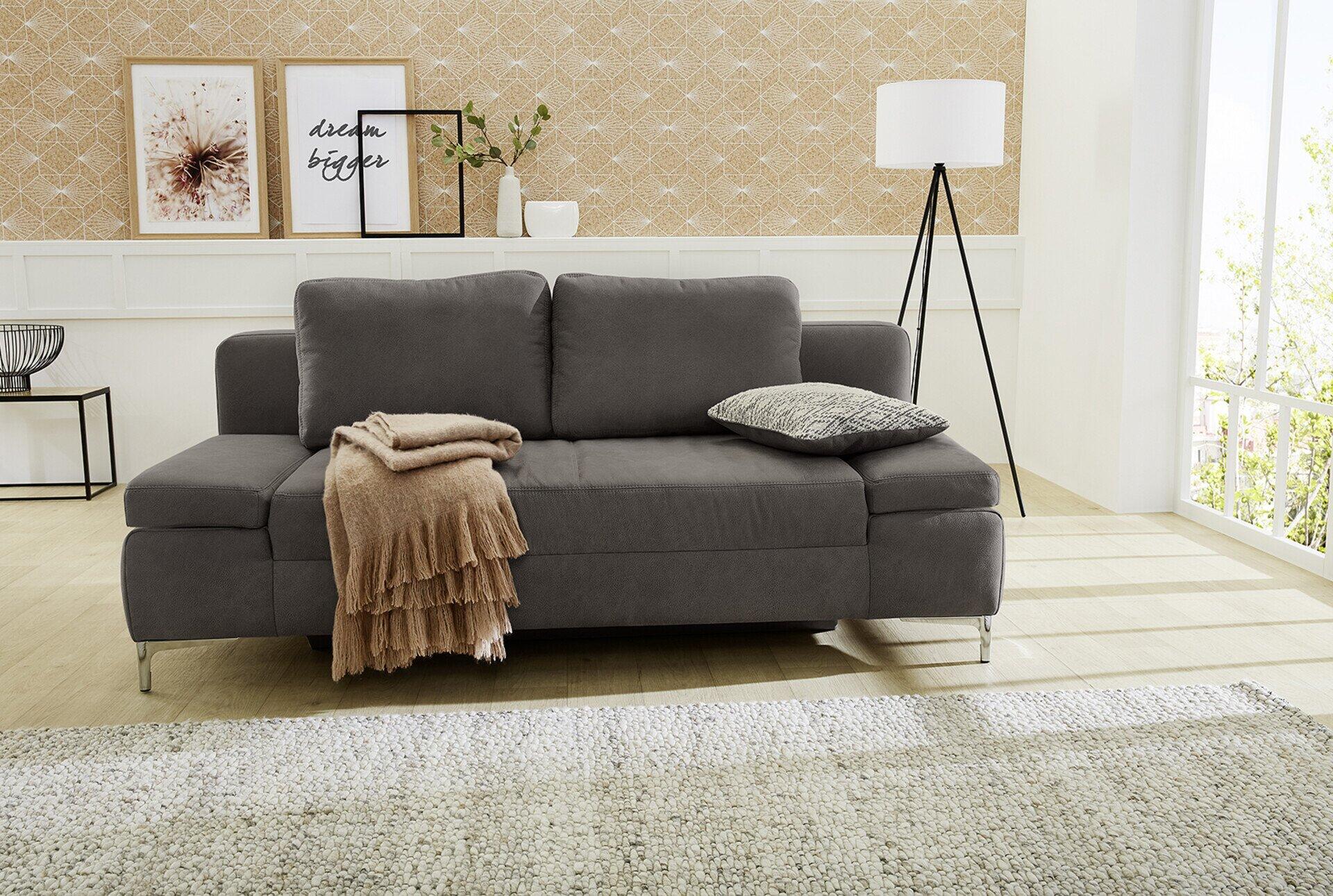 Schlafsofa Jano in dunkelbraun mit chromfarbenen Füßen, frontal und leicht erhöht fotografiert, zeigt die moderne Form mit gerader Rückenlehne und die Liegefläche in Betthaue.