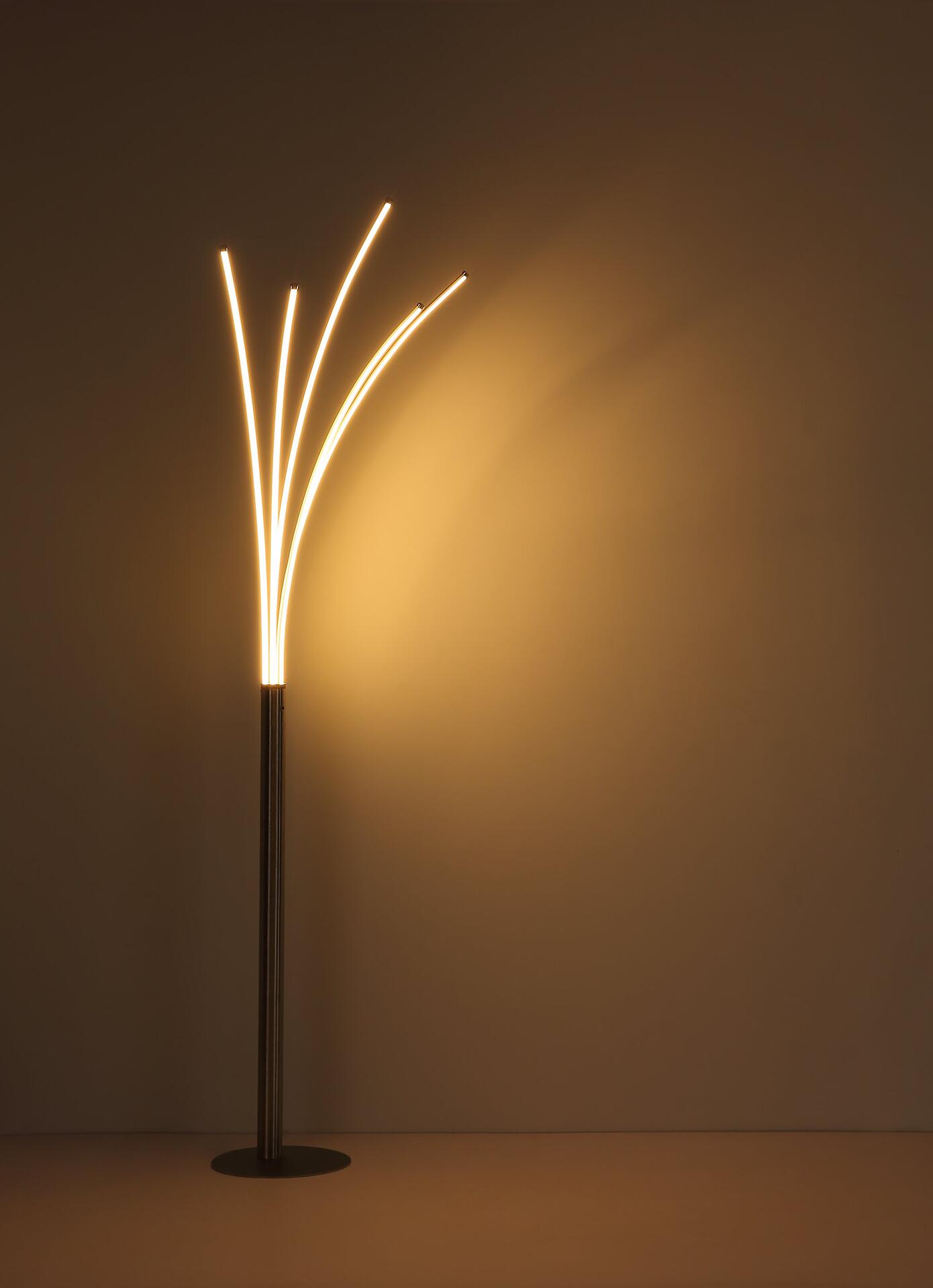 Stehleuchte BIZZY mit silberfarbenem Schaft und gebogenen, goldfarbenen Lichtbändern, die warmweißes Licht abstrahlen und durch die besondere Perspektive ihre Höhe und Design betonen.