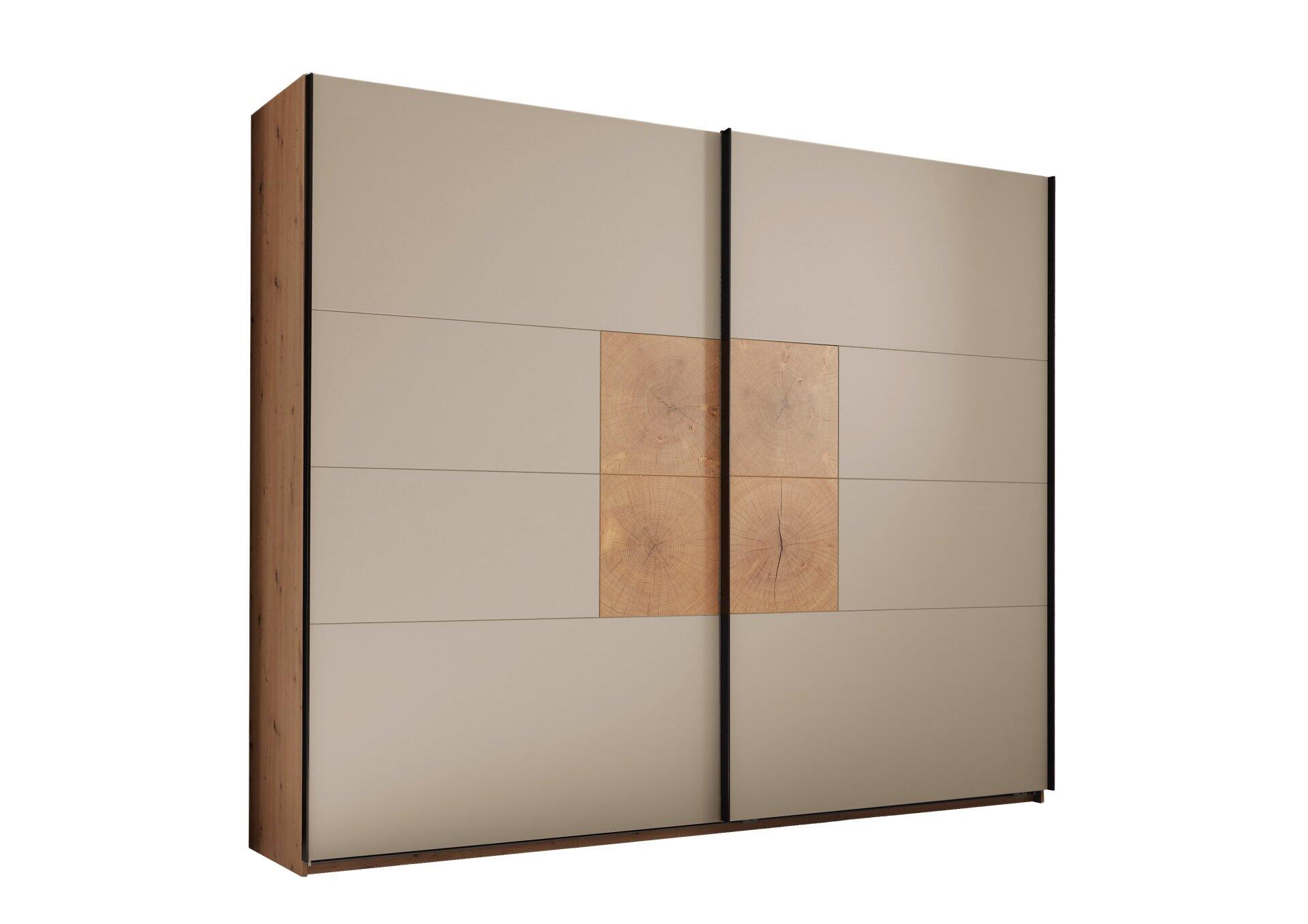 Schwebetürenschrank Sindara mit zwei Schiebetüren, dunklem Holz mit Maserung und einem dekorativen Holzelement in der linken Tür, präsentiert in einer frontalen Ansicht, die die Höhe und Breite betont.