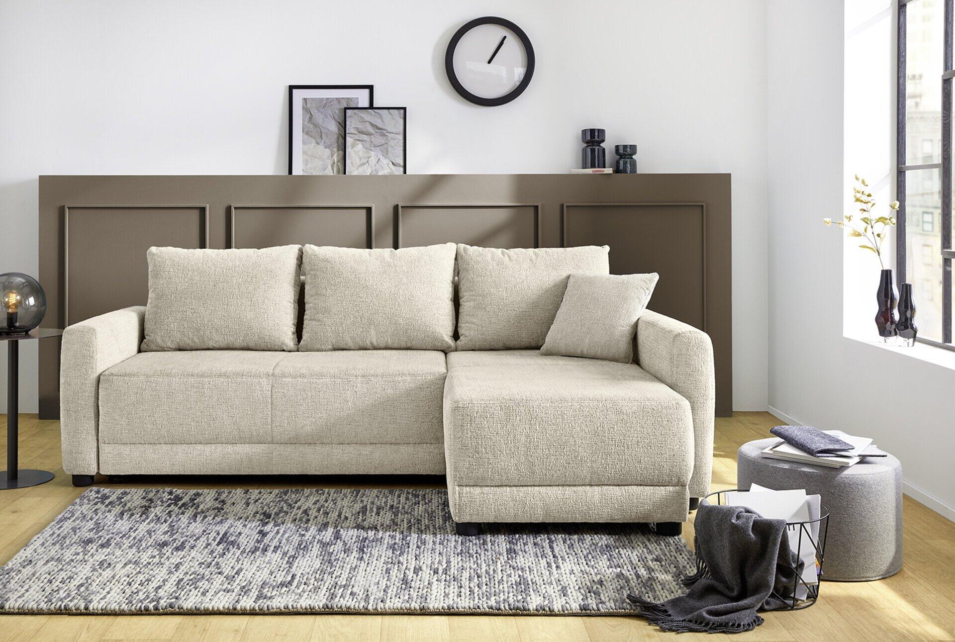 Wohnlandschaft Venezia in Beige mit ausziehbaren Schlafsofa-Elementen, hochgesteckter Rückenlehne und integriertem Pouff, aus Frontalperspektive dargestellt.