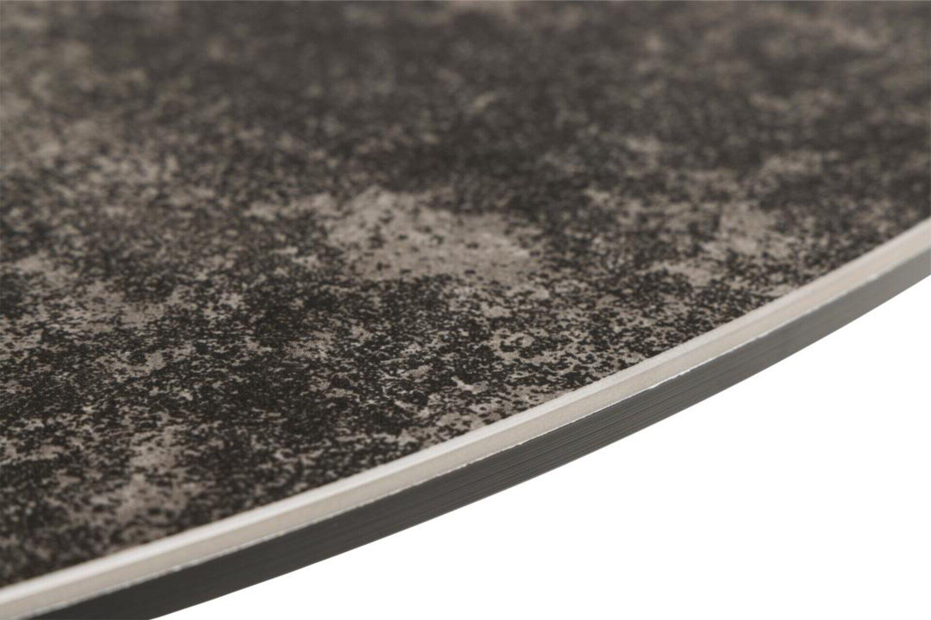 Detailaufnahme der runden Tischplatte des Esstisches Heaven mit dunkelgrauer Betonoptik und silbernem Rand.