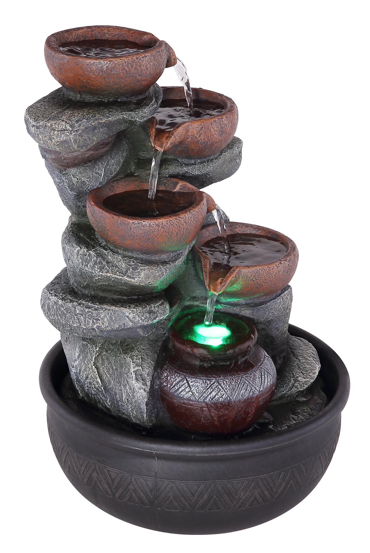 Brunnen FONTANA, mehrstufige Springbrunnen-Dekoration mit Wasserfall und integrierter RGB-LED-Beleuchtung im Becken, aus Vogelperspektive.