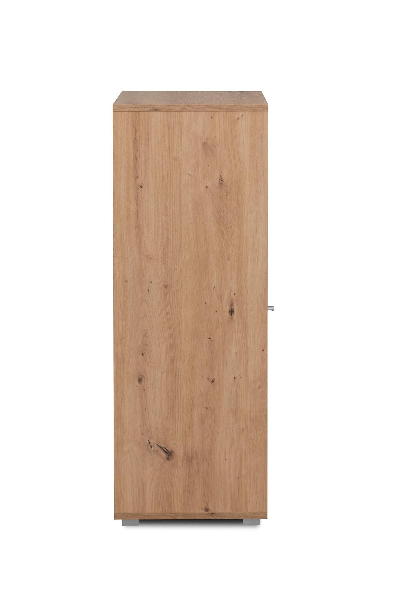 Hoher Schrank Fyn 20C mit Tür in Frontalperspektive, zeigt eine natürliche Holzmaserung mit sichtbaren Astlöchern und eine dezente, metallfarbene Griffleiste.