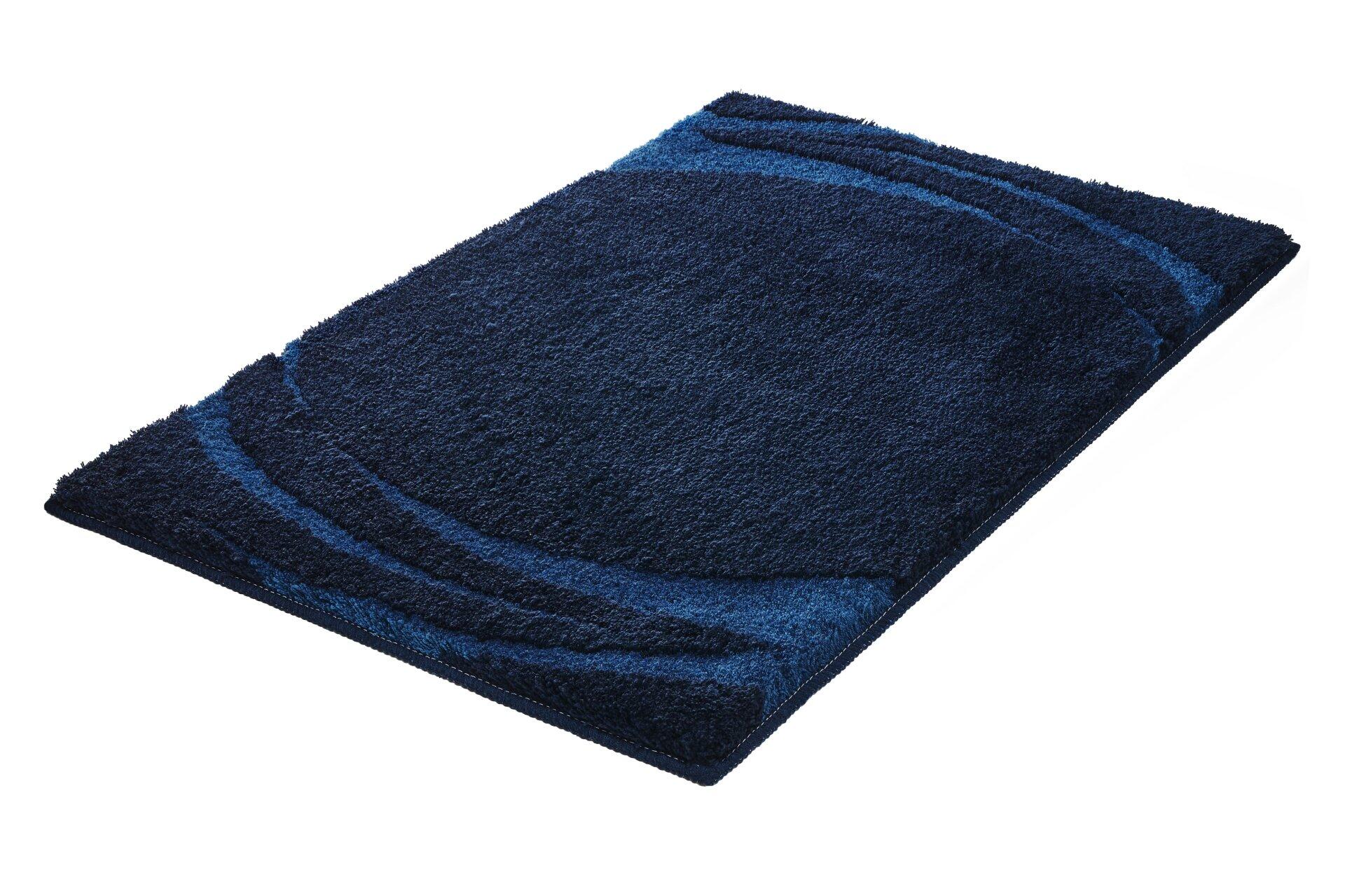 Navy-blauer Badteppich Mystic mit abstraktem Wellenmuster und flauschiger Textur aus der Vogelperspektive.
