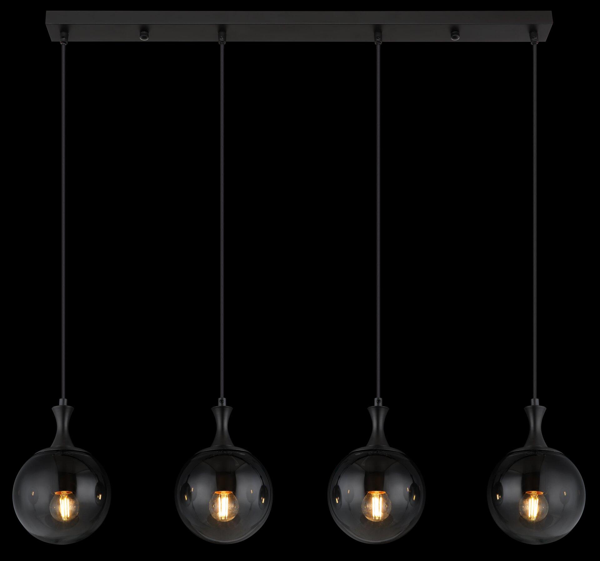 Hängeleuchte DALTON mit vier schwarzen Glaskugeln und Edison-Glühbirnen, die an einer schwarzen Deckenplatte in gerader Linie hängen und aus einer Frontalperspektive ihr modernes Design zeigen.